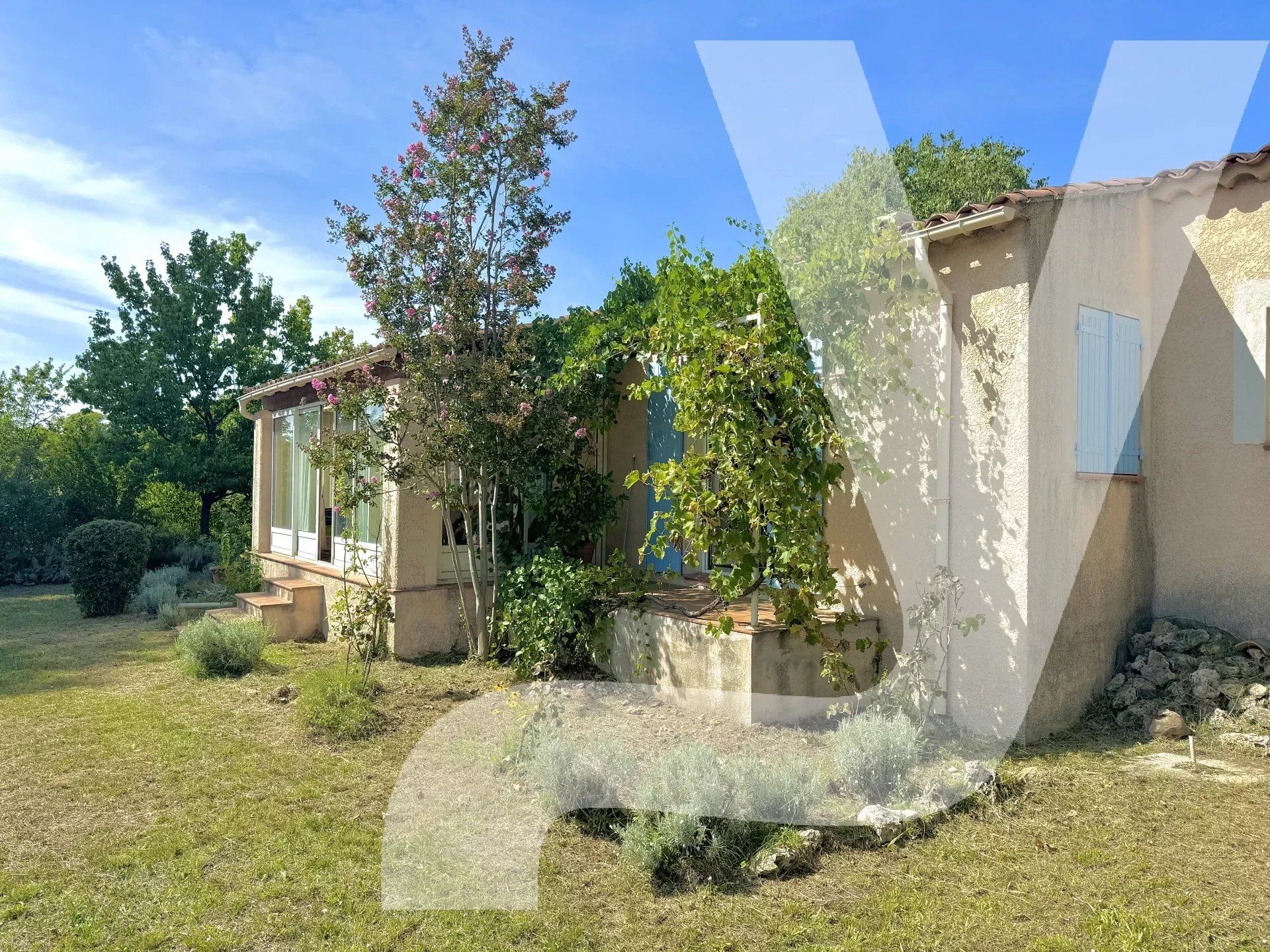 بيت في Villecroze, Provence-Alpes-Cote d'Azur 12780844