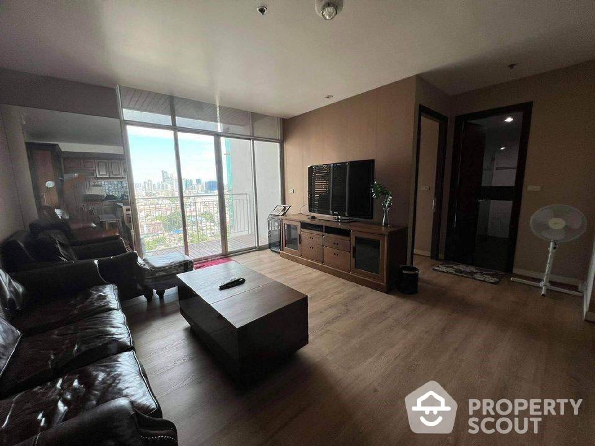 Condominium in Bang Rak, Krung Thep Maha Nakhon 12782617