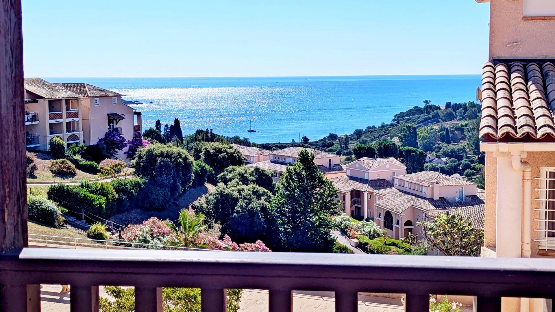 Condominium in Agay, Provence-Alpes-Cote d'Azur 12783395