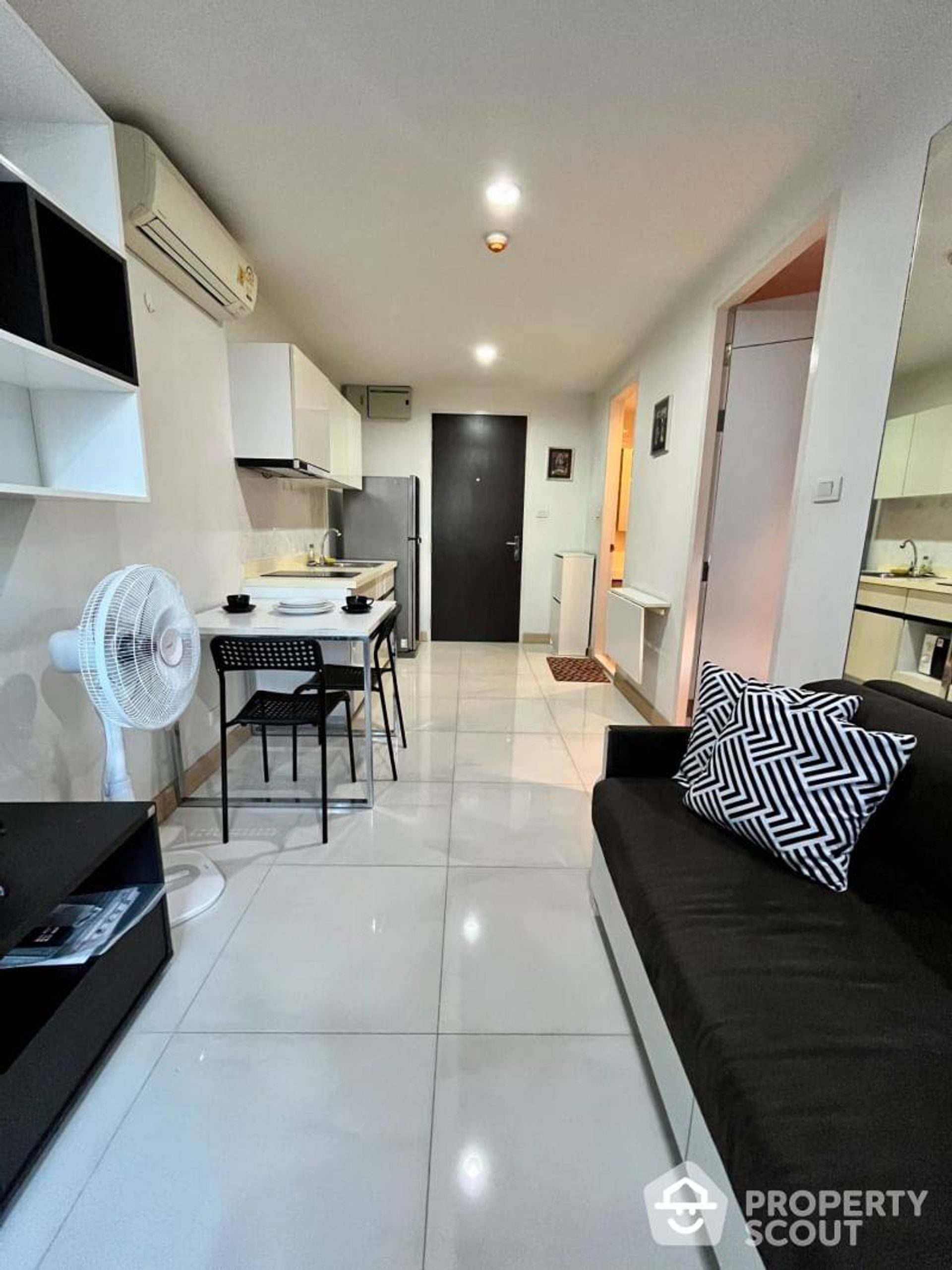 Condominium in Phra Khanong, Krung Thep Maha Nakhon 12784016