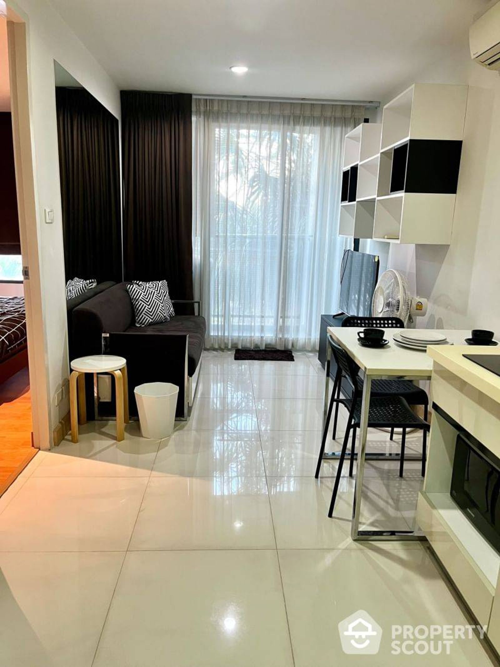 Condominium in Phra Khanong, Krung Thep Maha Nakhon 12784016