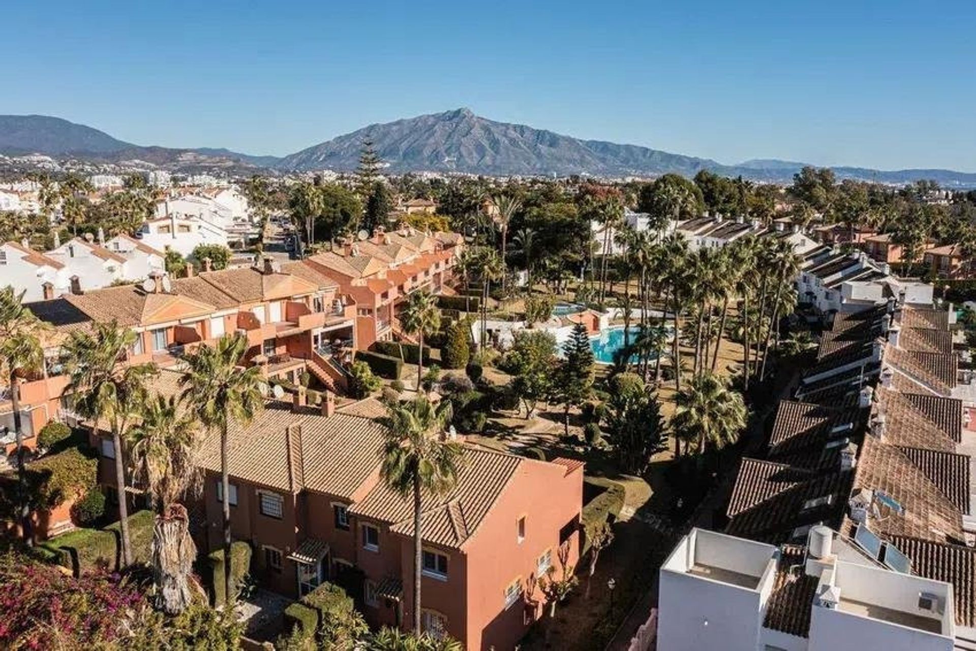 Multiple Houses in Atalaya Isdabe, Andalucía 12788156