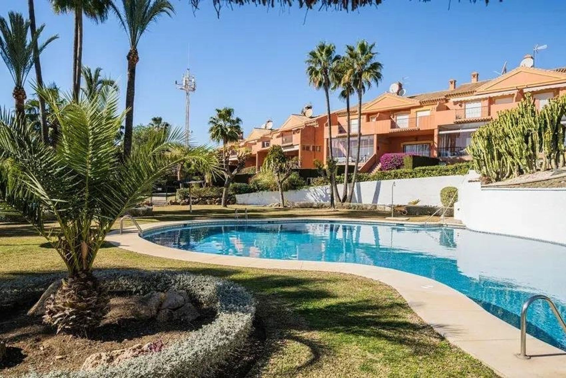 Multiple Houses in Atalaya Isdabe, Andalucía 12788156