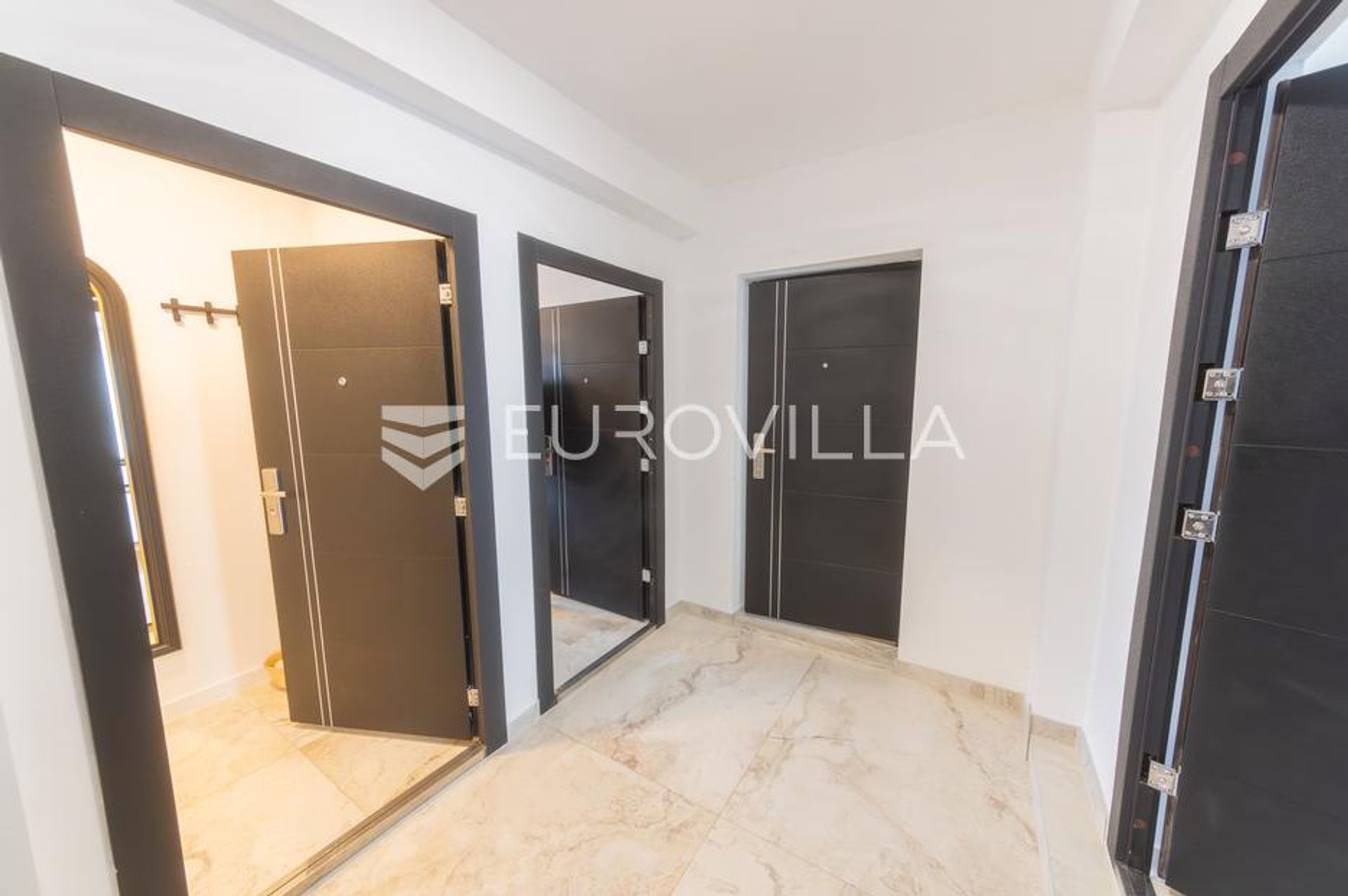 Condominio en Osijek, Osječko-baranjska županija 12789317