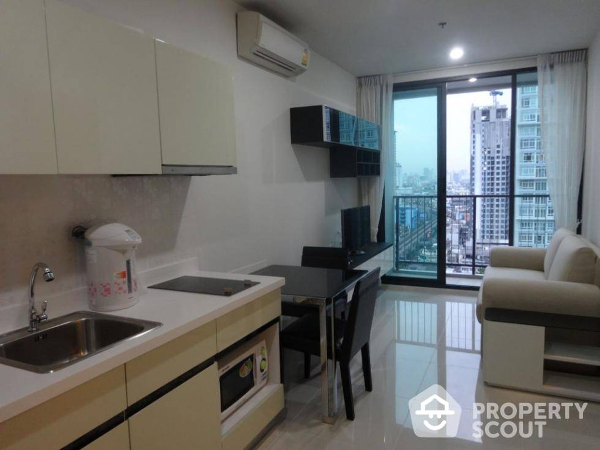 Condominium in Phra Khanong, Krung Thep Maha Nakhon 12799098