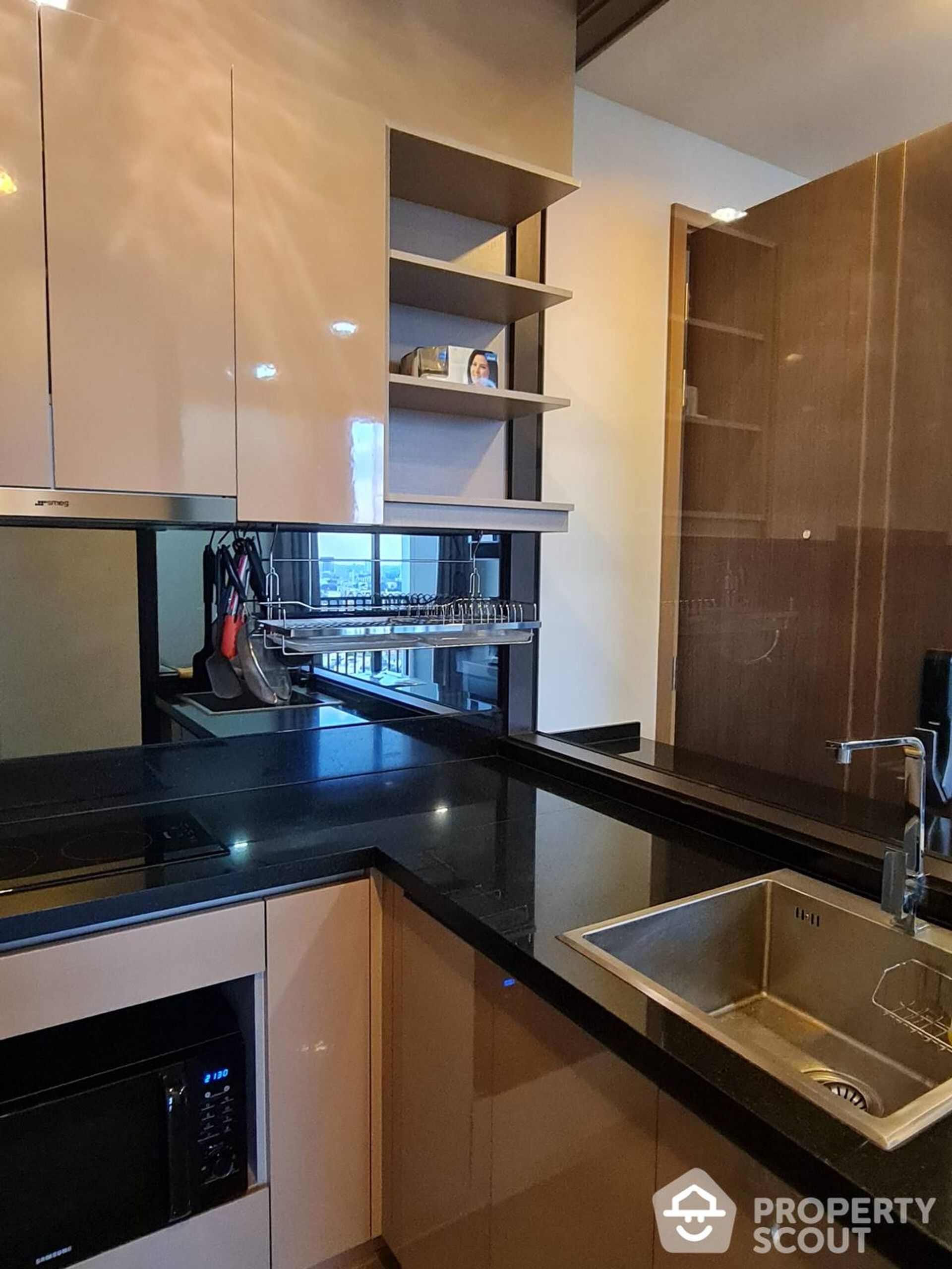 Condominium in Phra Khanong, Krung Thep Maha Nakhon 12799121