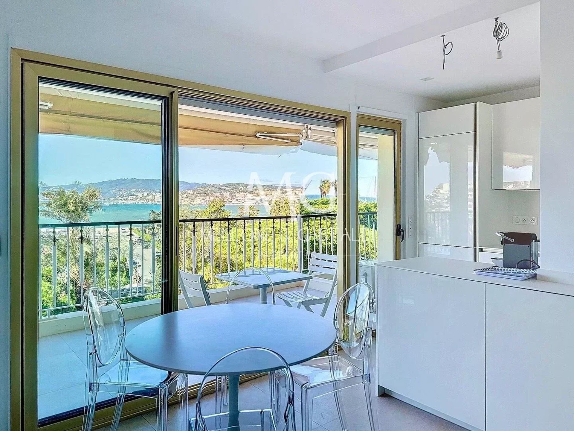 Condominium in Cannes, Provence-Alpes-Cote d'Azur 12800465