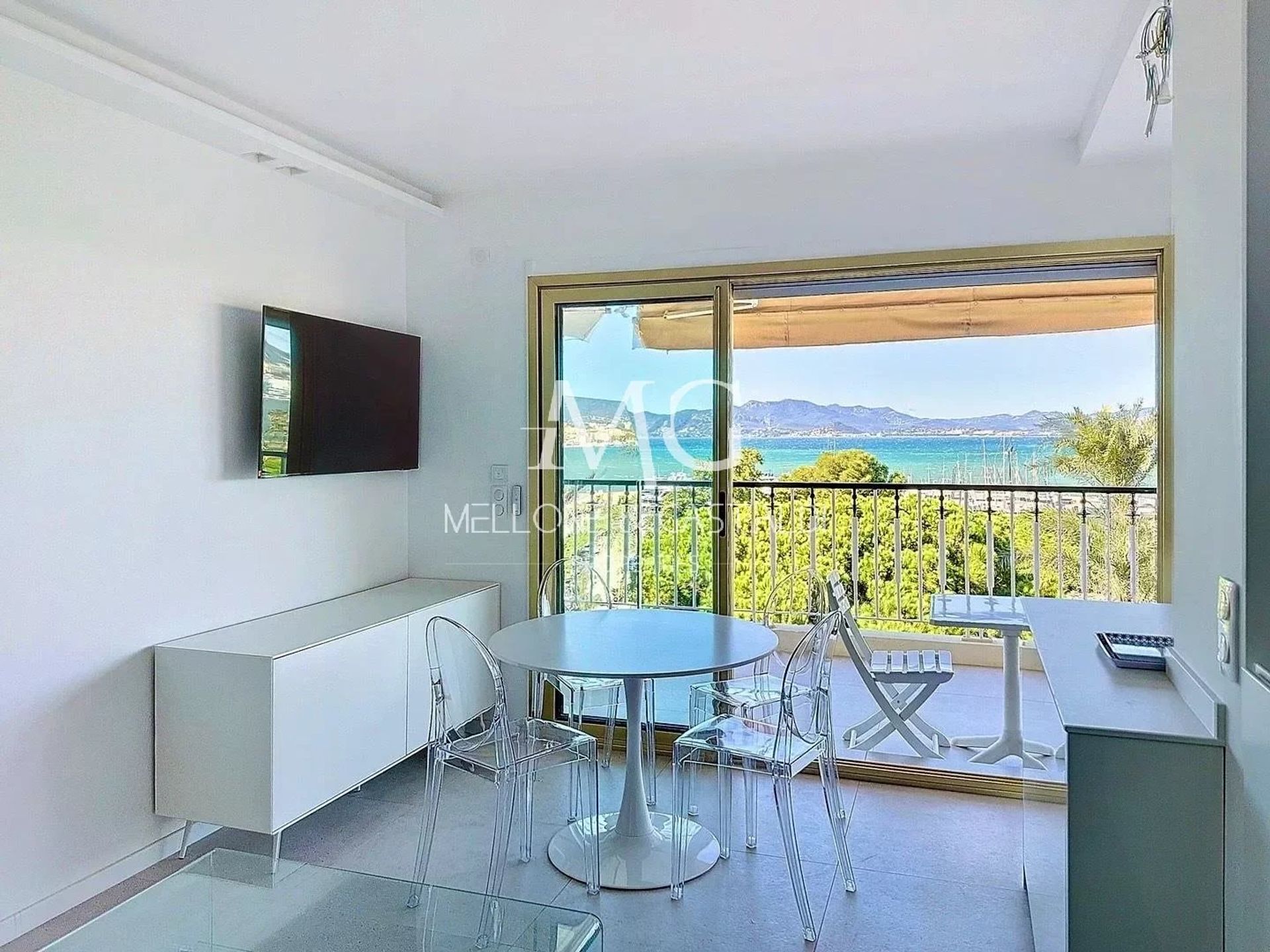 Condominium in Cannes, Provence-Alpes-Cote d'Azur 12800465