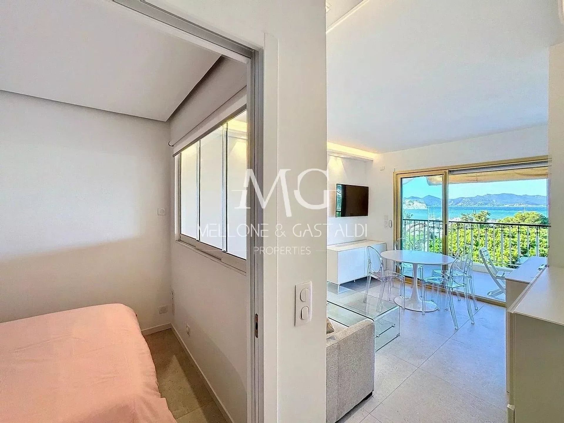 Condominium in Cannes, Provence-Alpes-Cote d'Azur 12800465