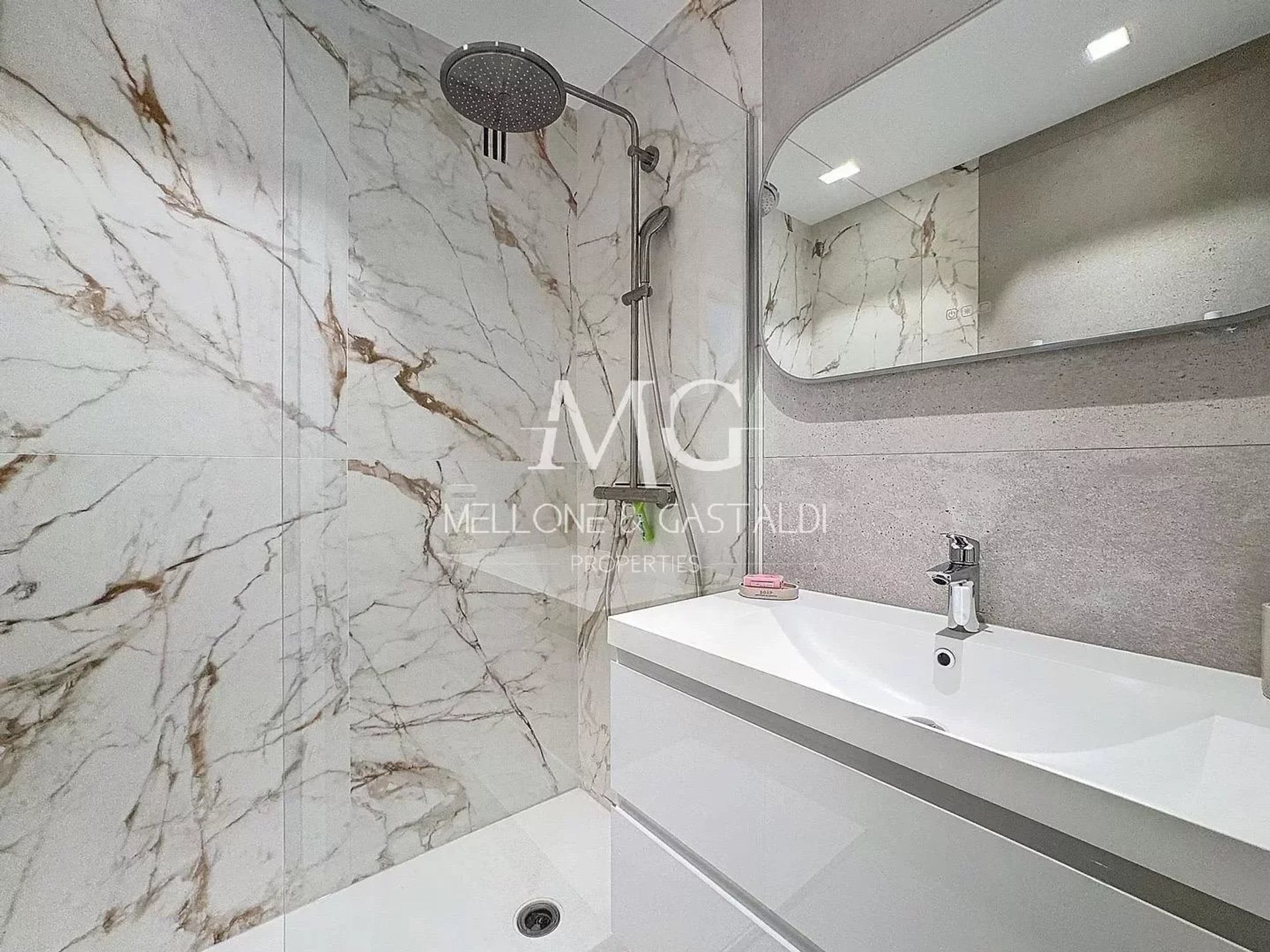 Condominio en Cannes, Alpes-Maritimes 12800465