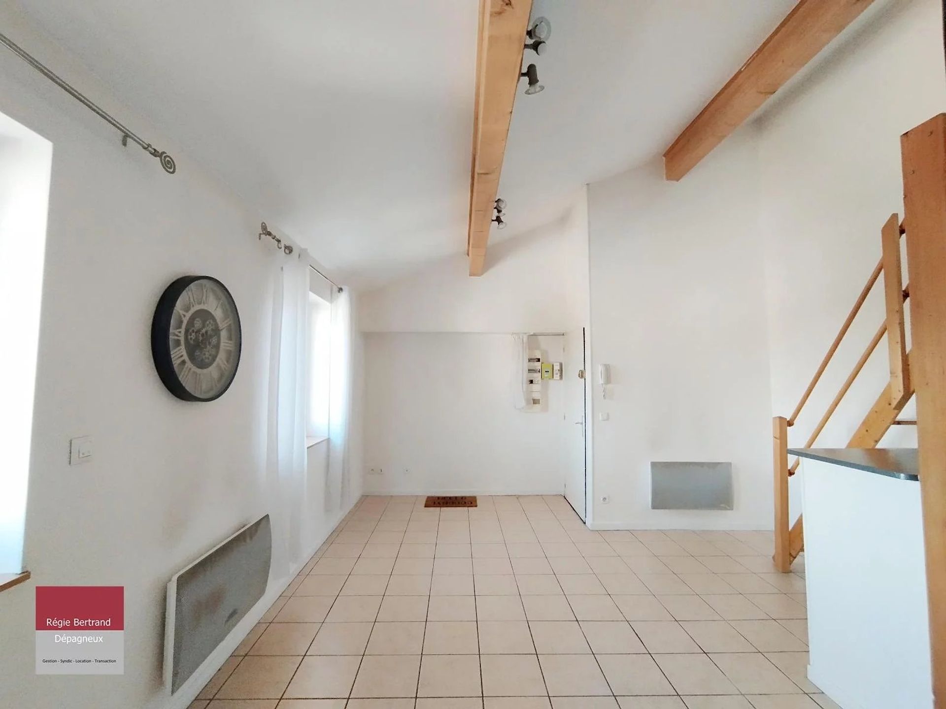 Condominium in Saint-Jean-d'Ardieres, Auvergne-Rhone-Alpes 12800497