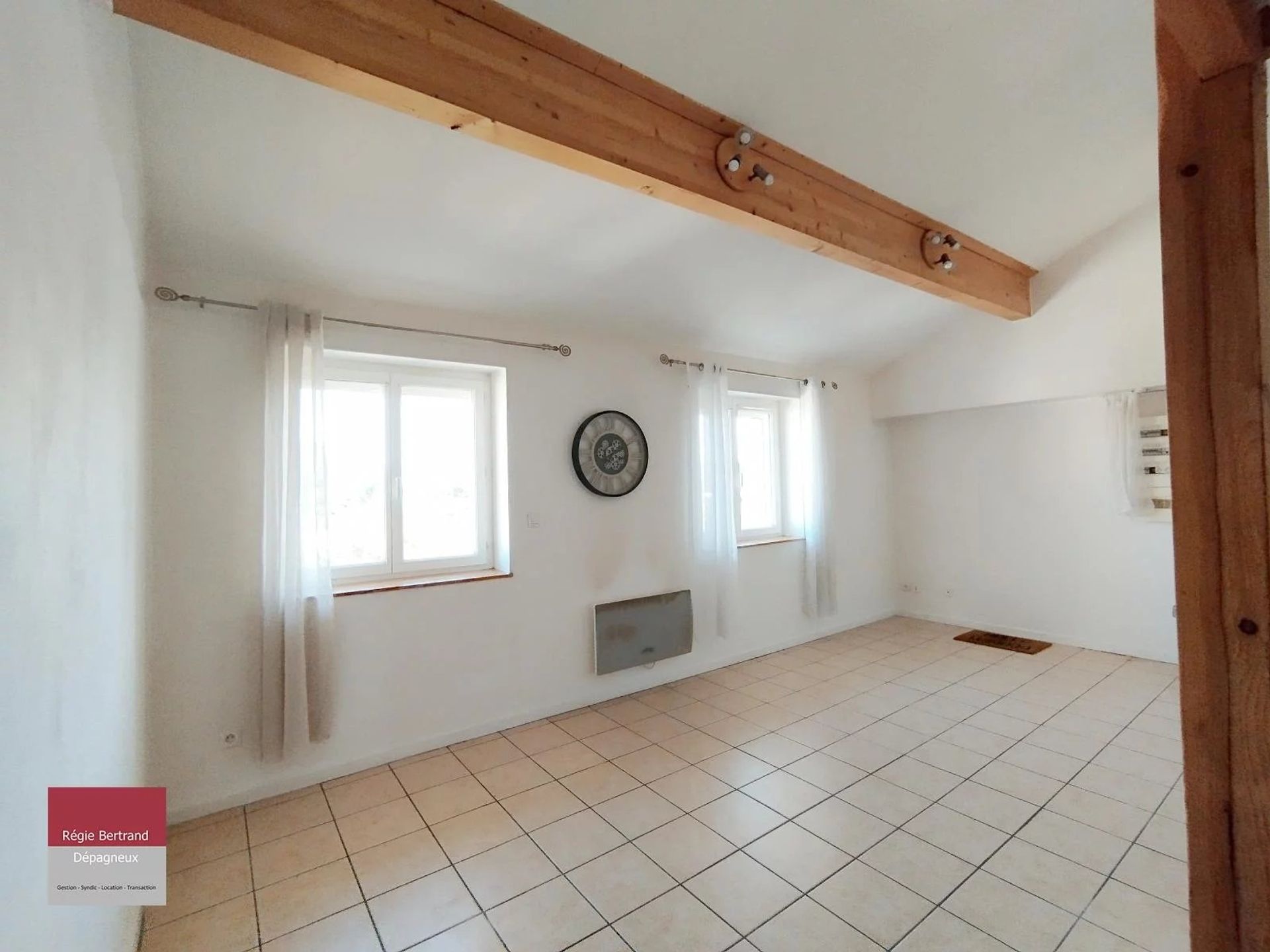 Condominium in Saint-Jean-d'Ardieres, Auvergne-Rhone-Alpes 12800497