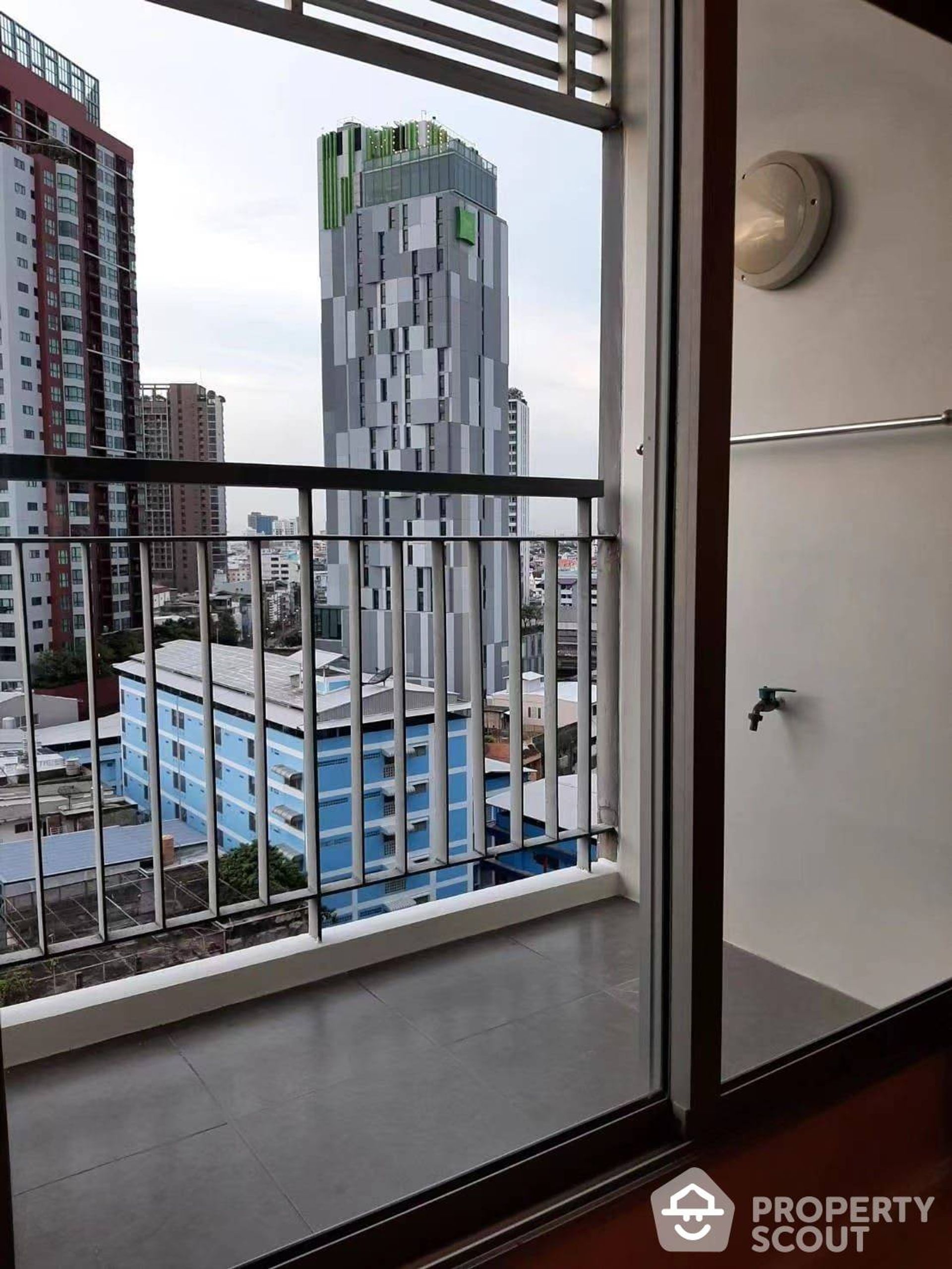 Condominium in Phra Khanong, Krung Thep Maha Nakhon 12802946