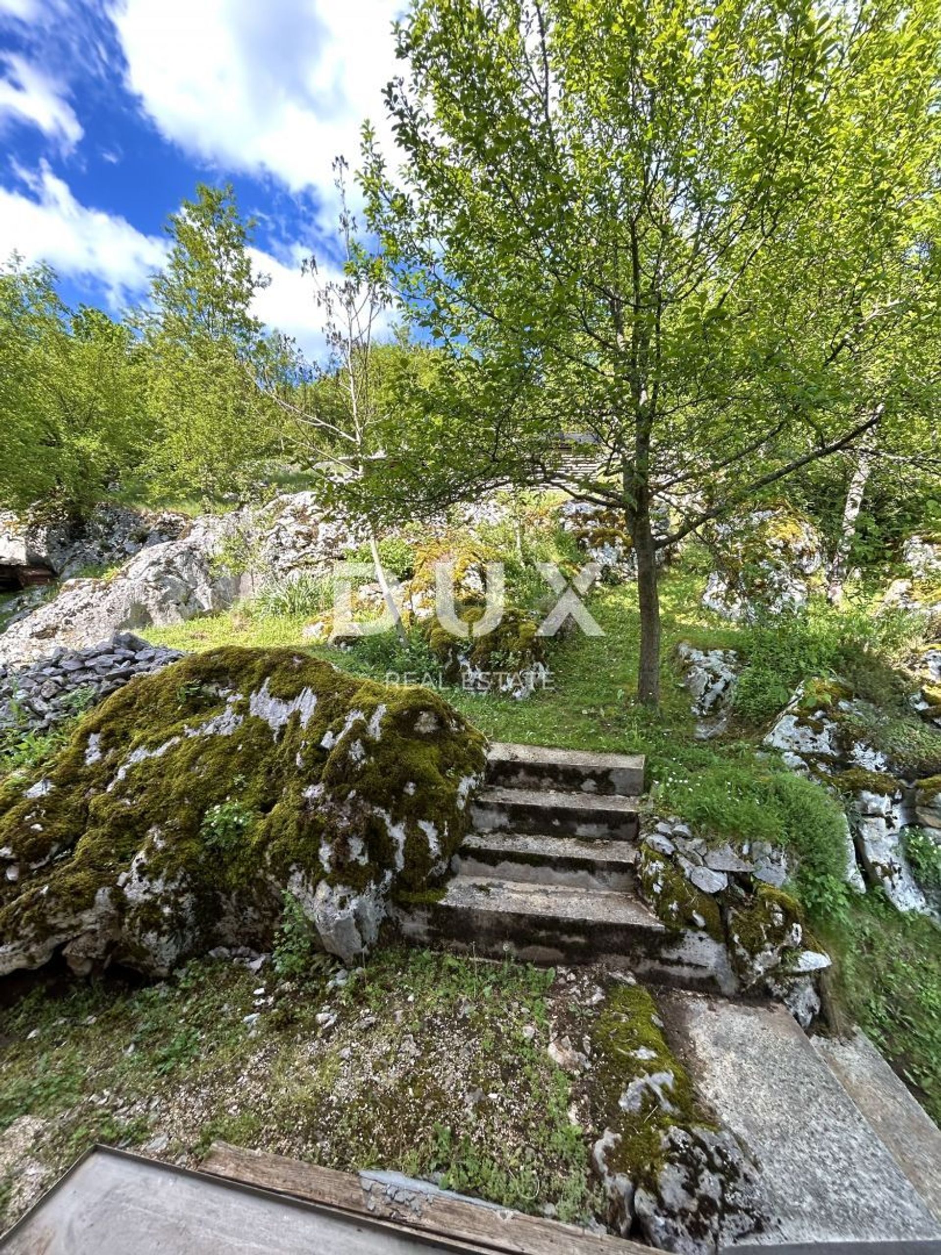 rumah dalam Sinac, Ličko-senjska županija 12803307