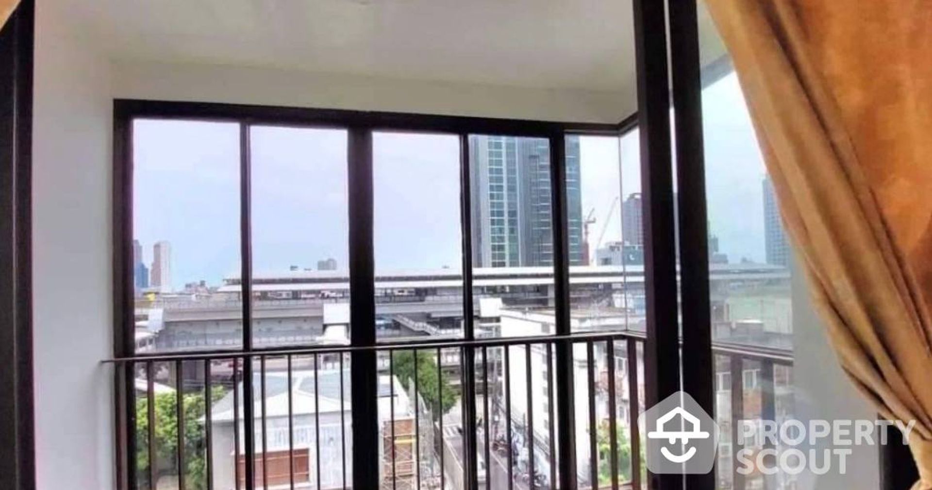 Condominium in Godown, Krung Thep Maha Nakhon 12803926