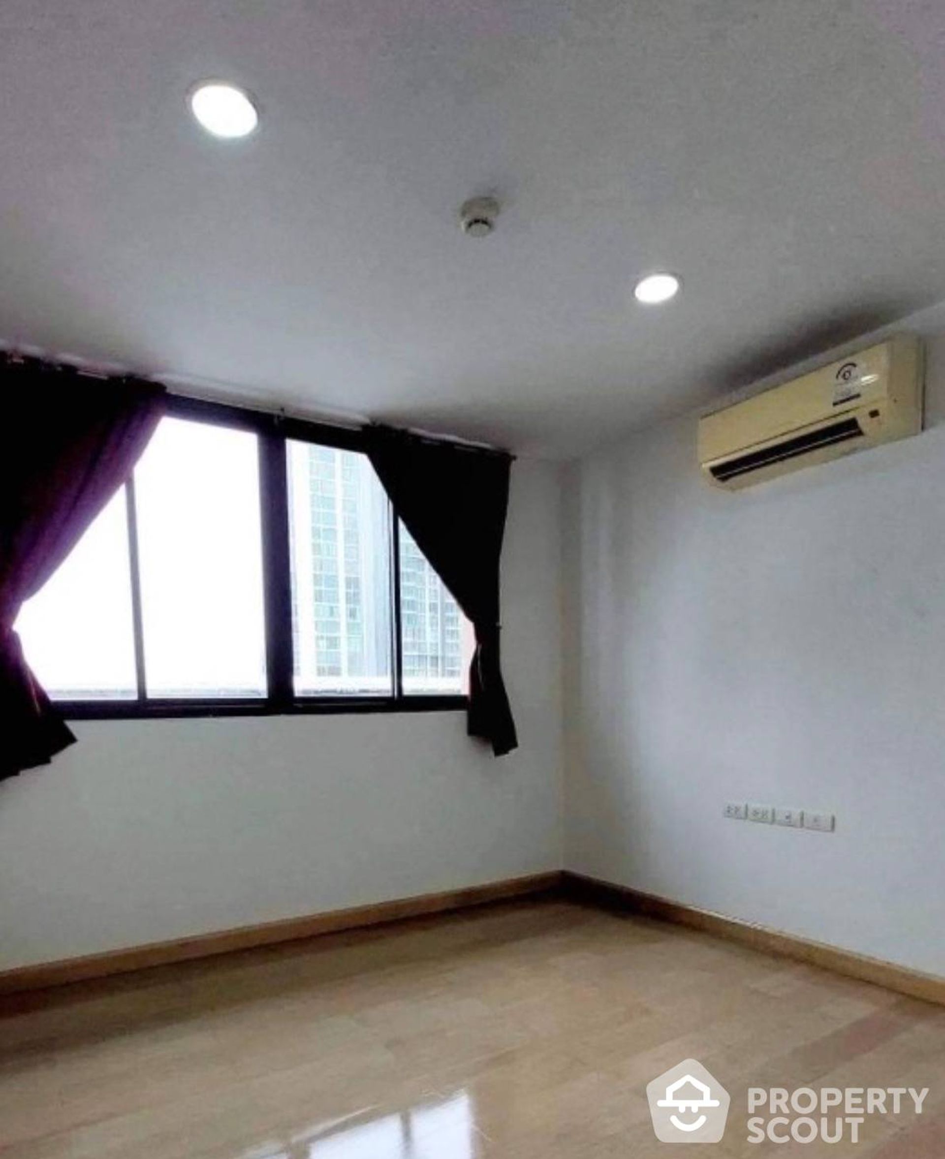 Condominium in Godown, Krung Thep Maha Nakhon 12803926