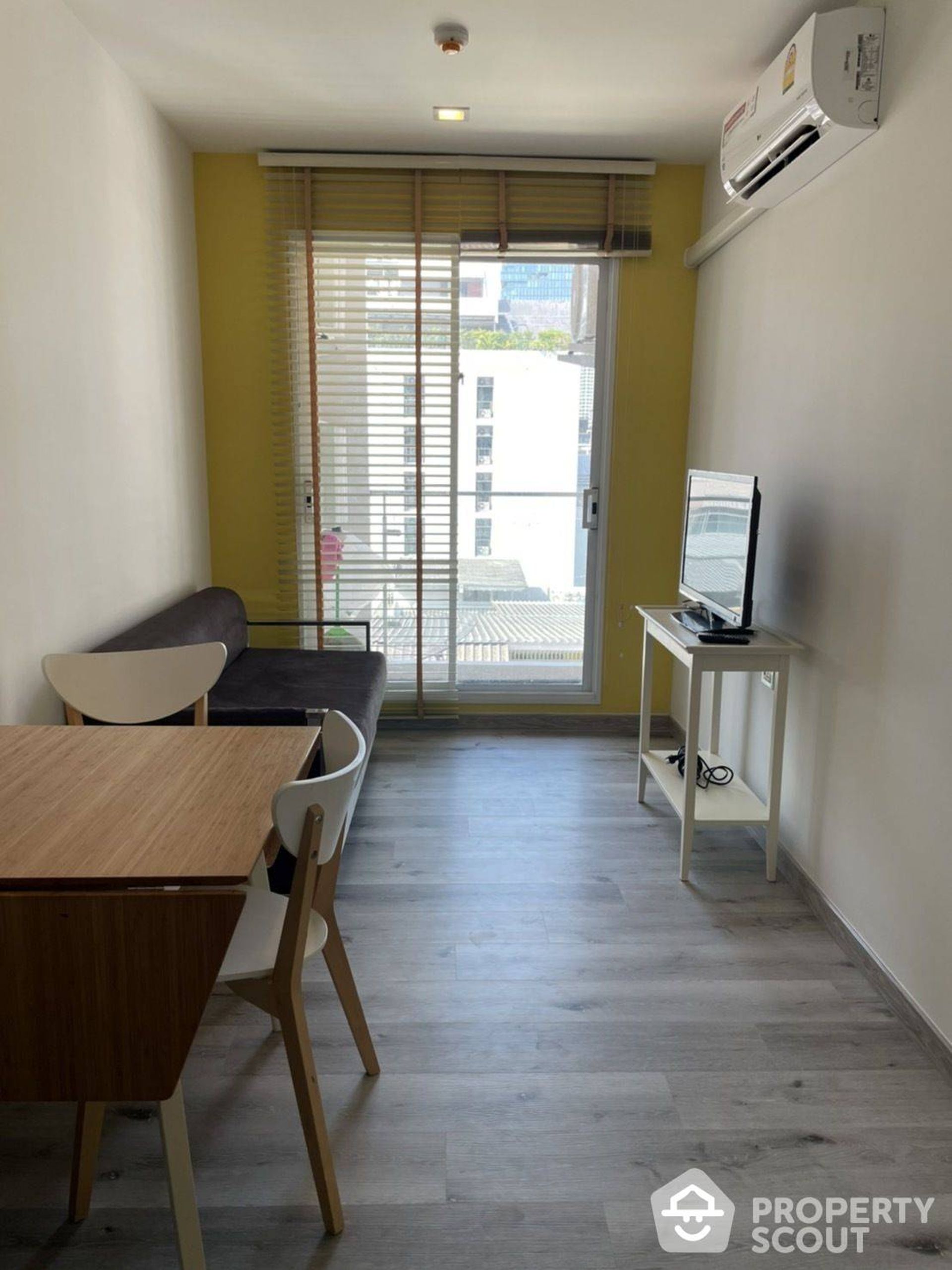 Condominium in Bang Rak, Krung Thep Maha Nakhon 12804806