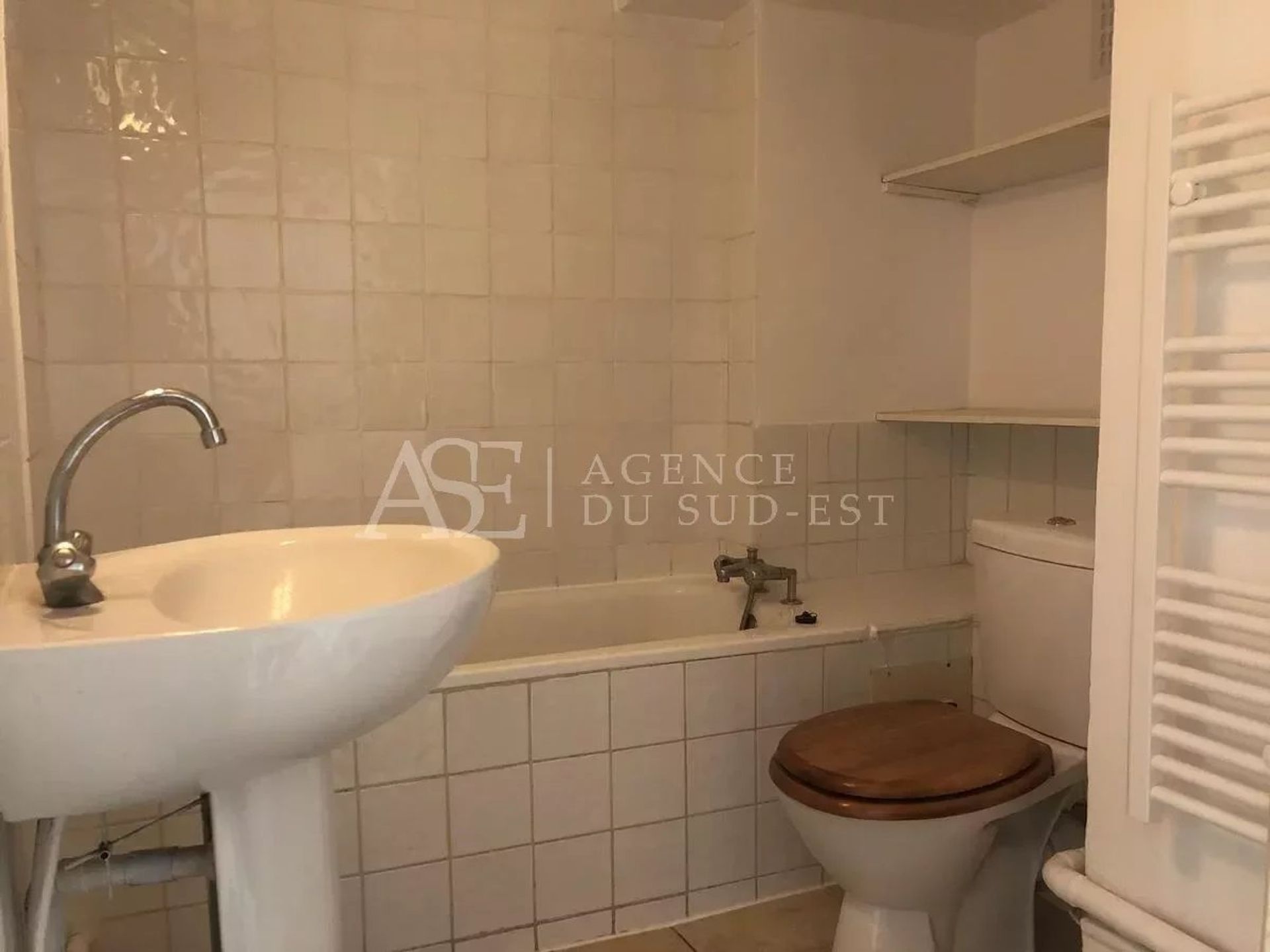 Condominium in Aix-en-Provence, Provence-Alpes-Cote d'Azur 12805196