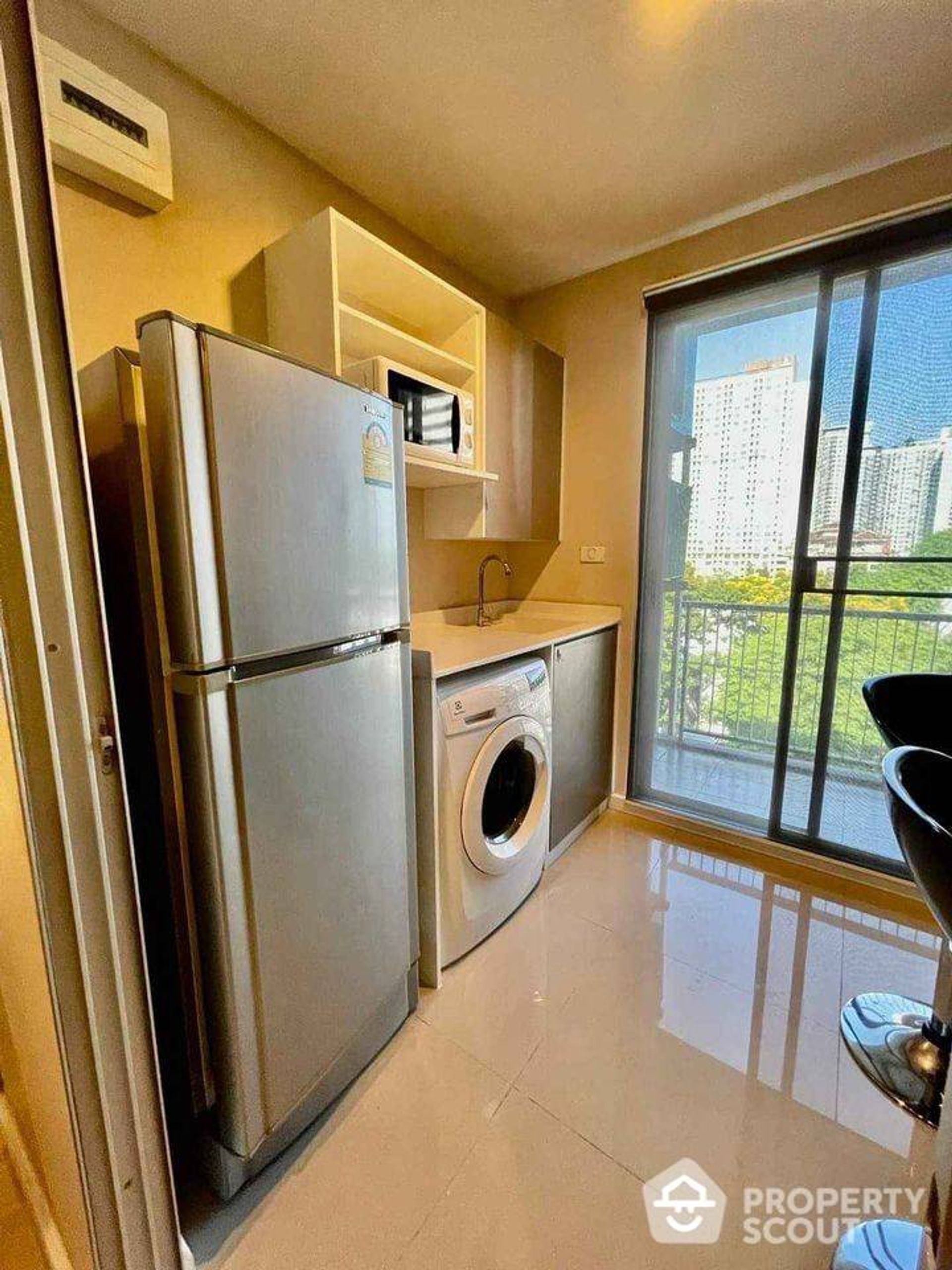 Condominium in Khlong Toei, Krung Thep Maha Nakhon 12805906