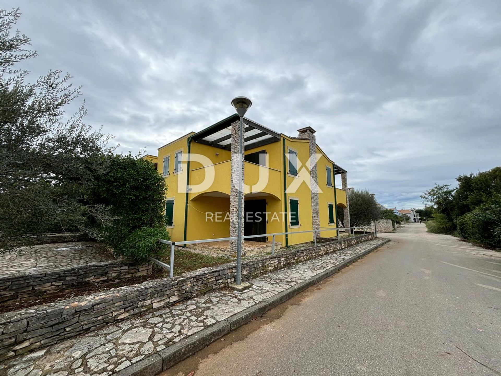 Condominio en Bašanija, Istria County 12810326