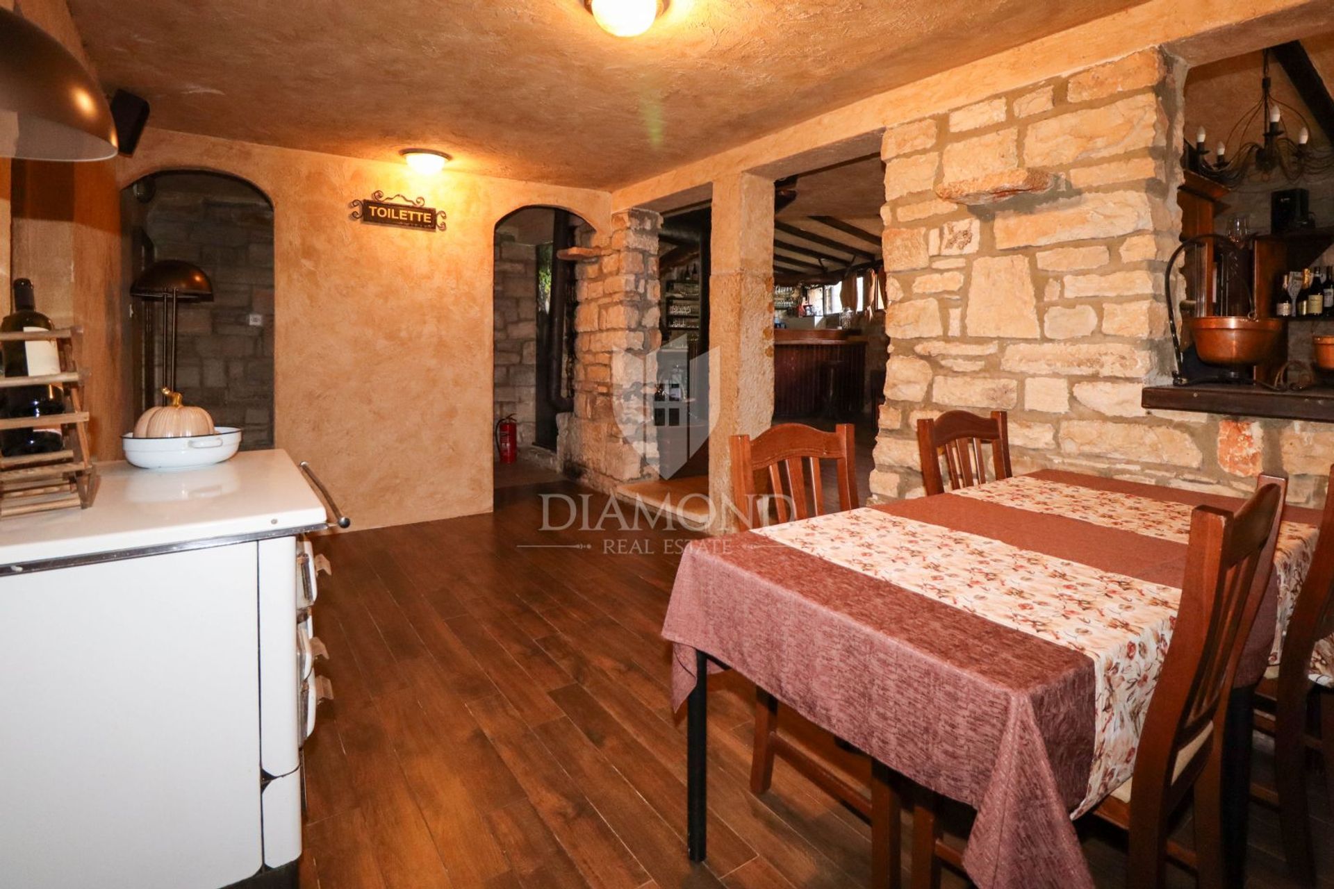 Bureau dans Momjan, Istria County 12813322