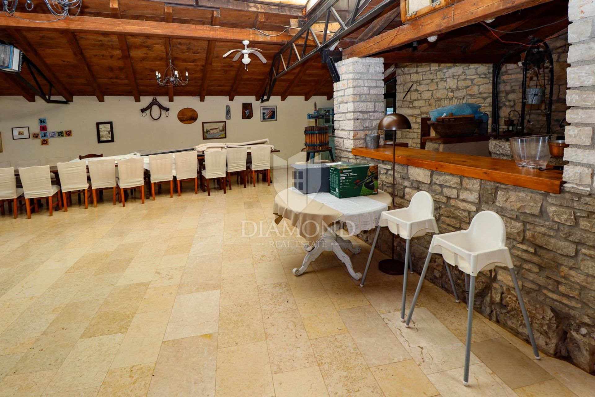 Bureau dans Momjan, Istria County 12813322