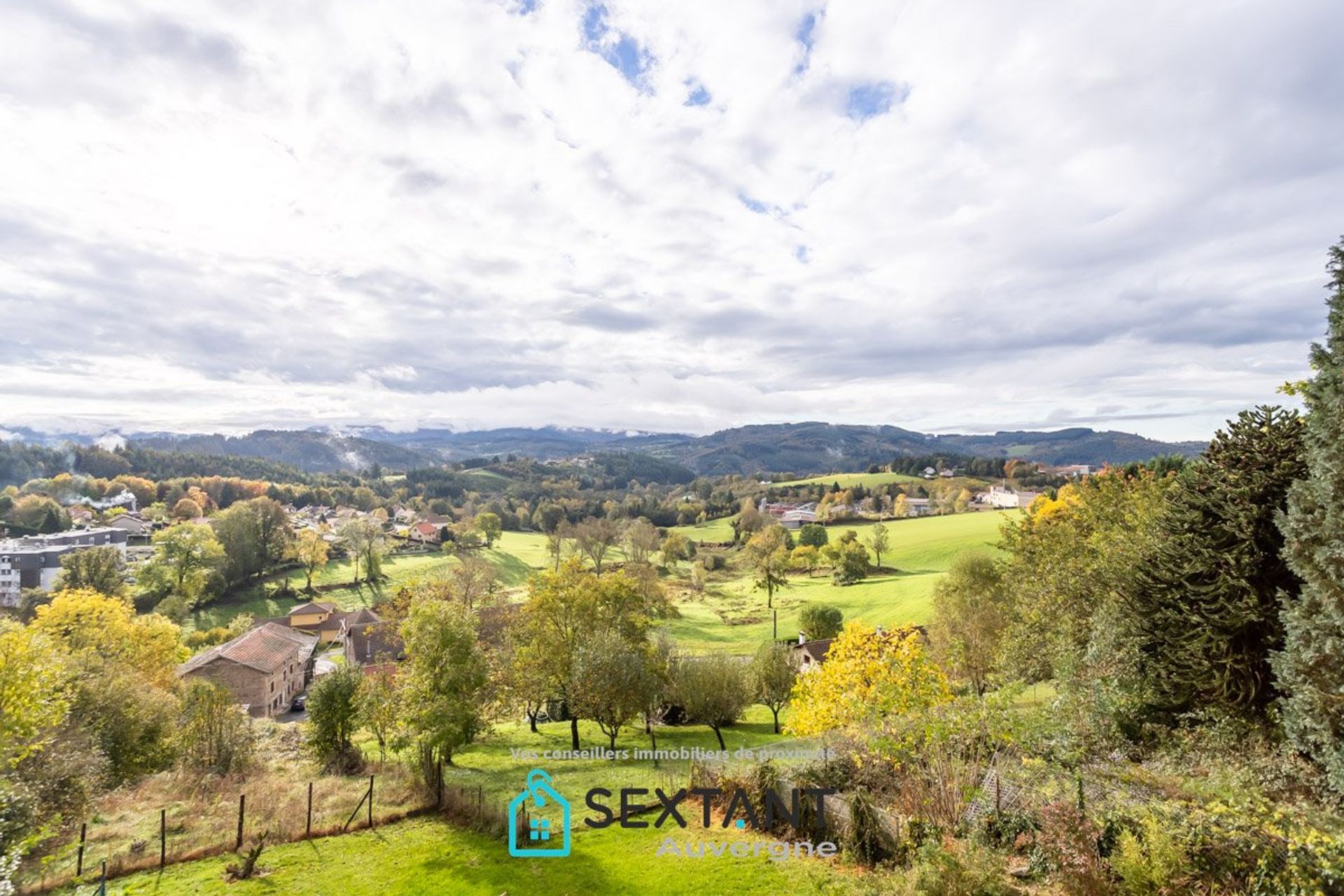 Casa nel Saint-Rémy-sur-Durolle, Auvergne-Rhône-Alpes 12813727