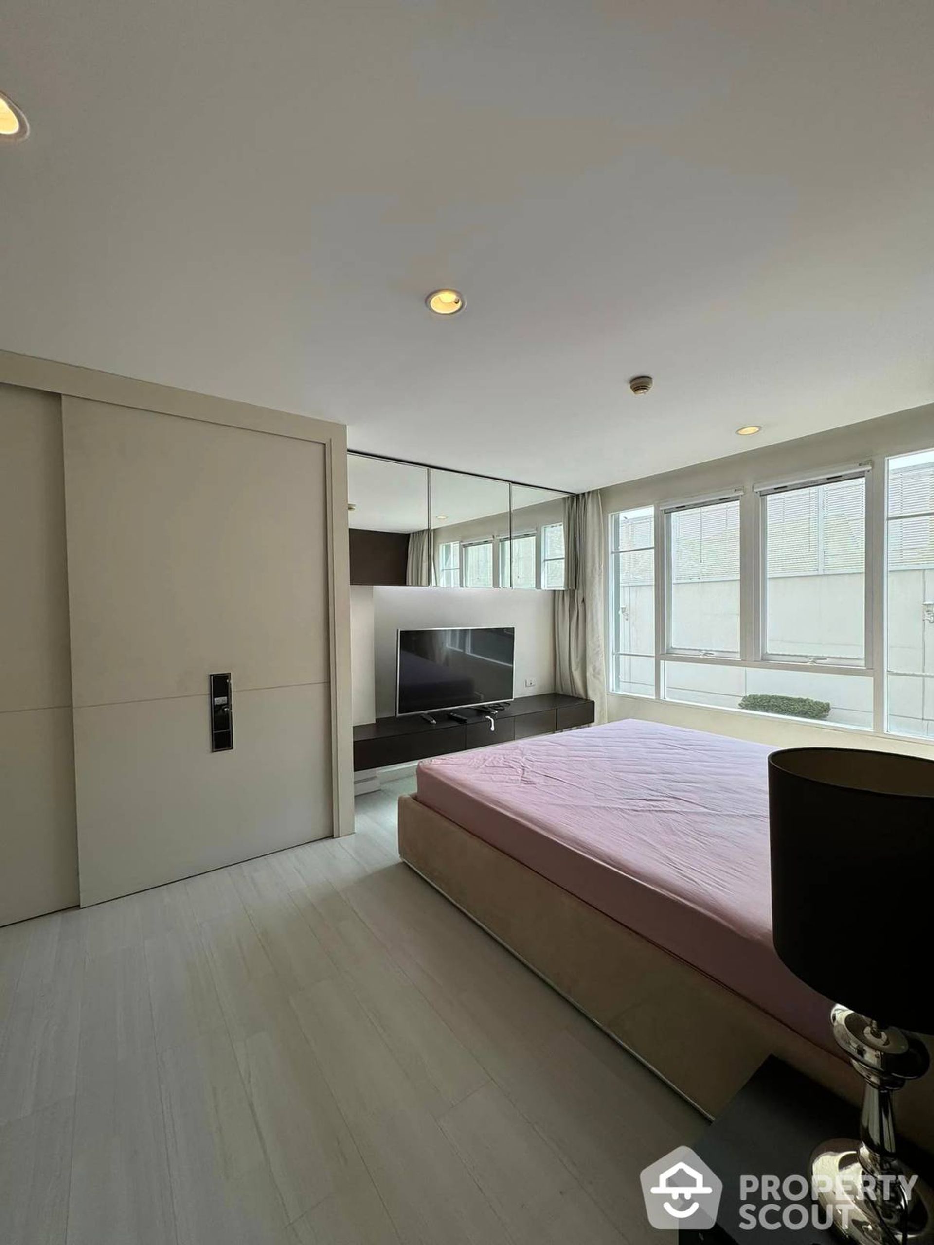 Condominium in Godown, Krung Thep Maha Nakhon 12814661