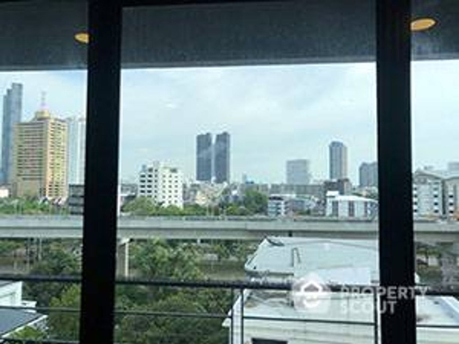 Condominium in Godown, Krung Thep Maha Nakhon 12814725