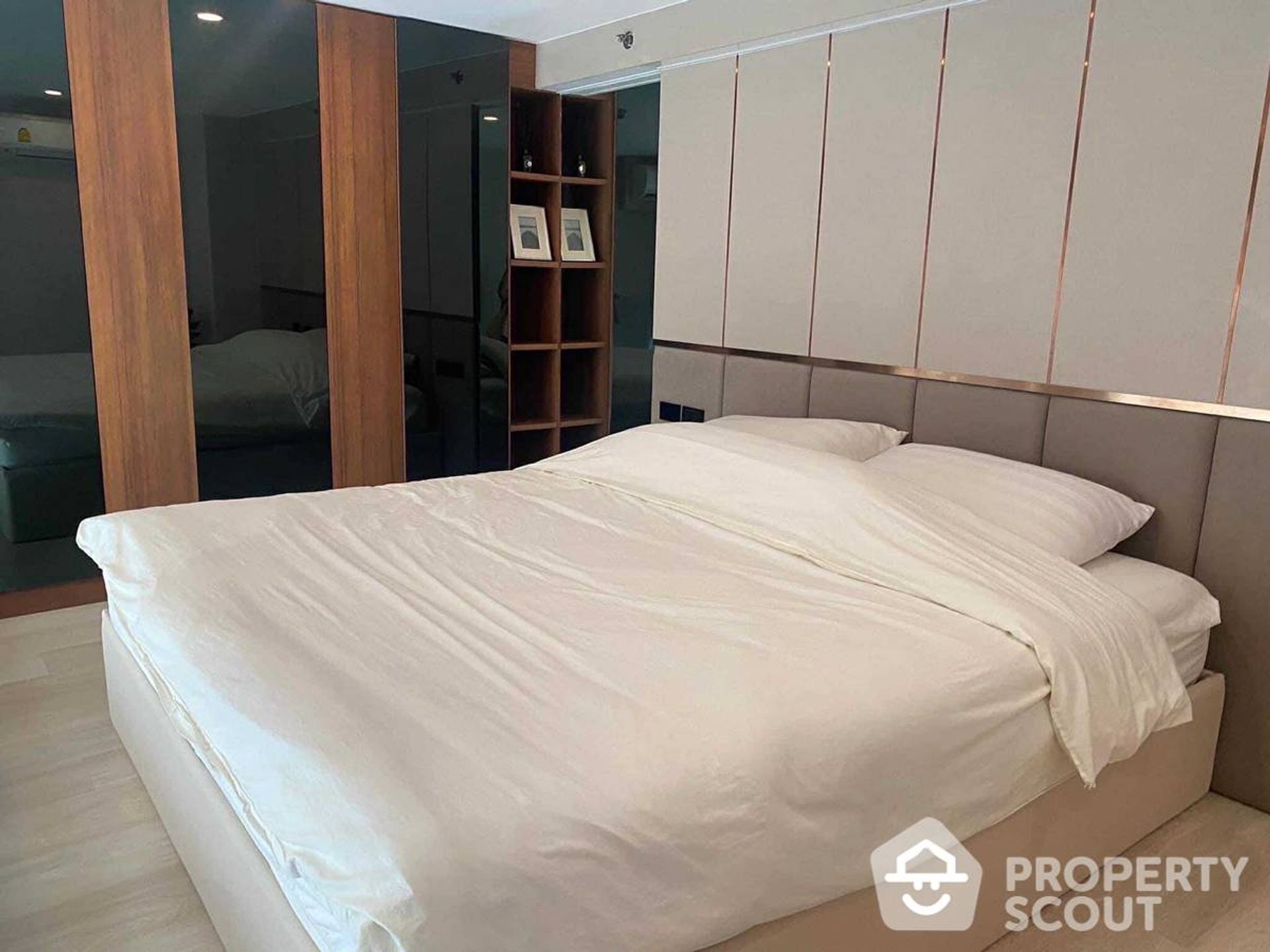 Condominium in Sathon, Krung Thep Maha Nakhon 12814816