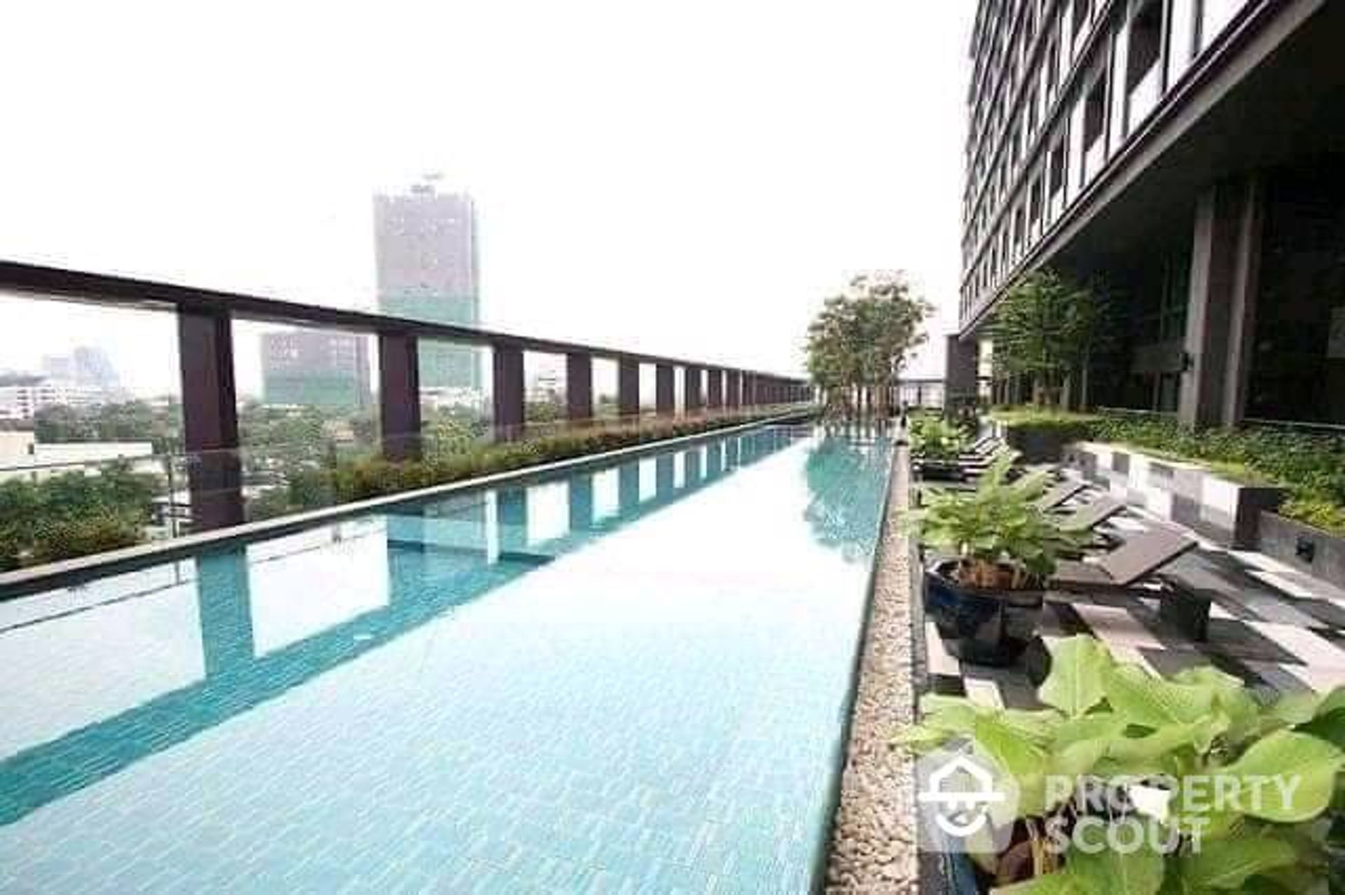 Condominium in Khlong Toei, Krung Thep Maha Nakhon 12814922