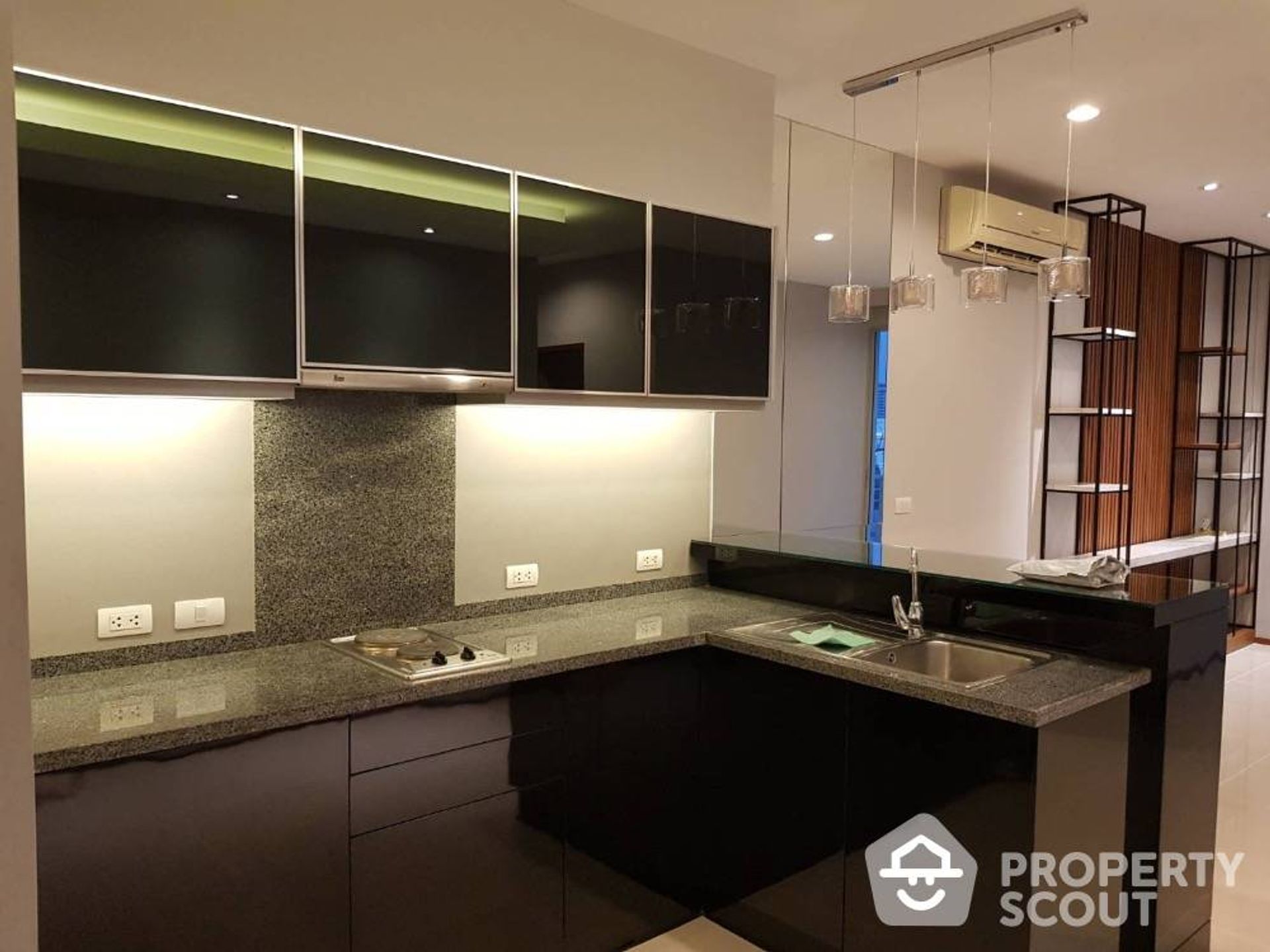 Condominium in Godown, Krung Thep Maha Nakhon 12814942