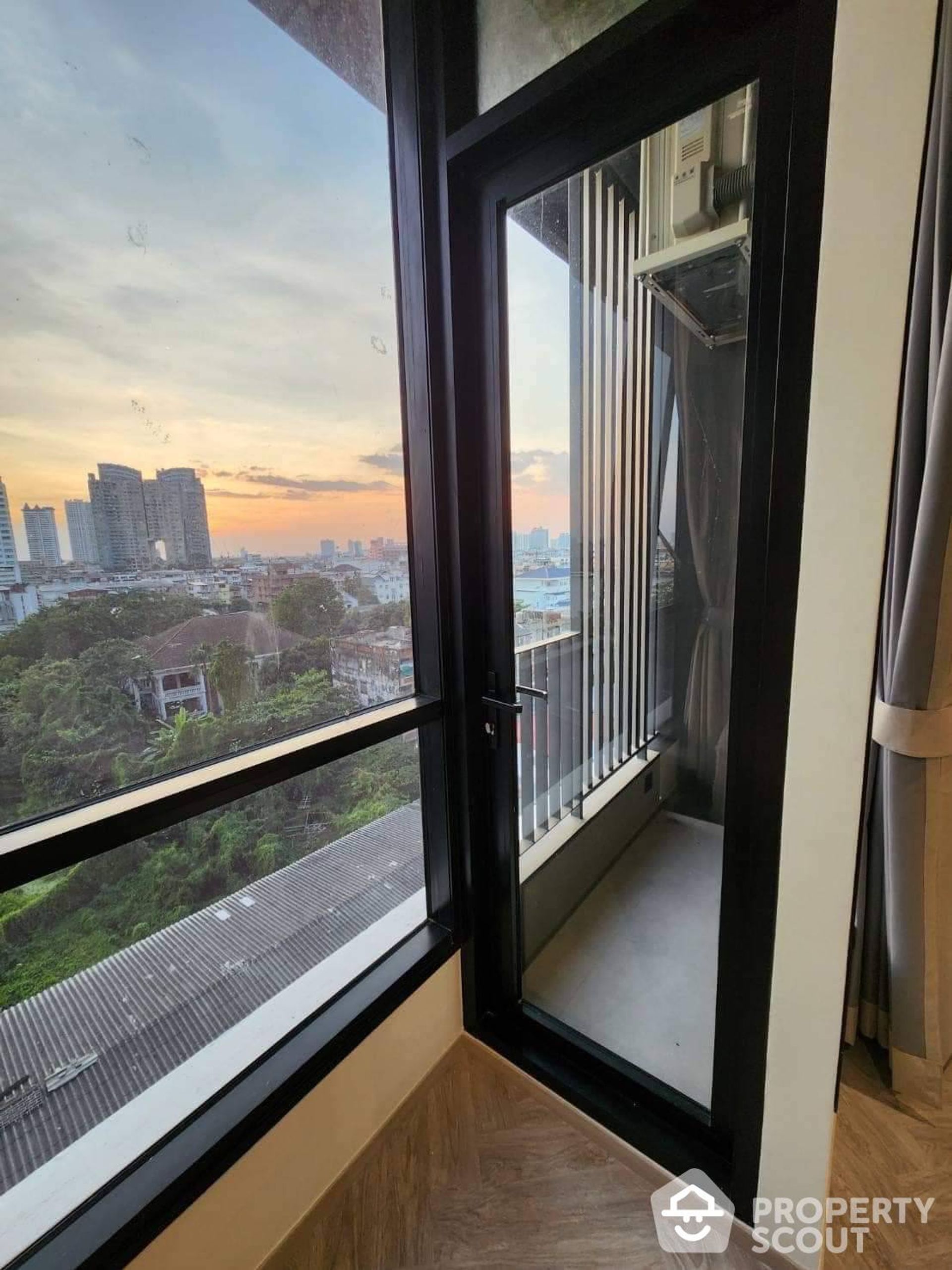 Condominium in Godown, Krung Thep Maha Nakhon 12815572