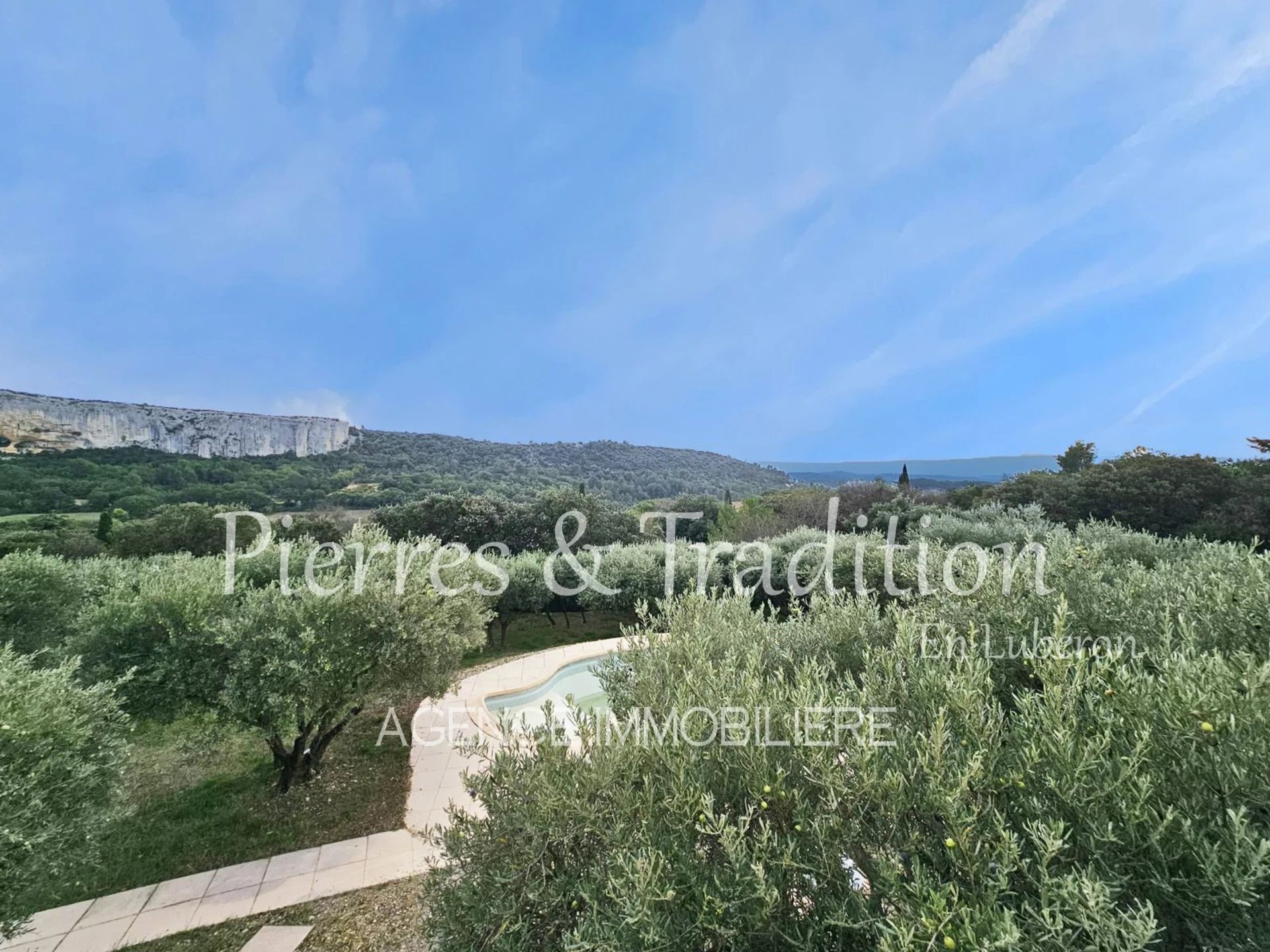 Rumah di Lioux, Provence-Alpes-Cote d'Azur 12816431