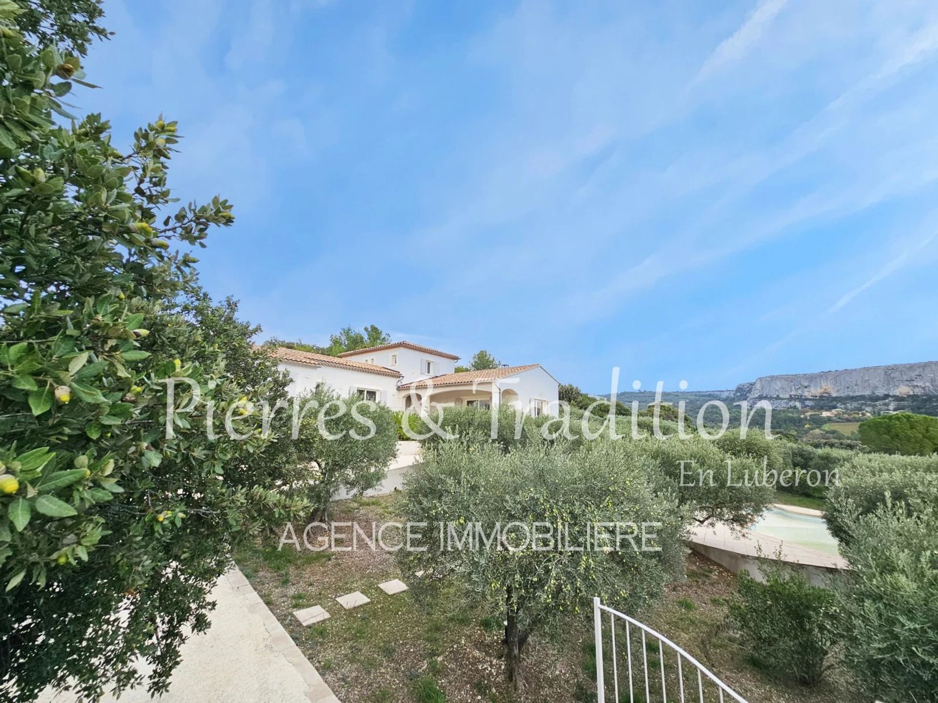 Rumah di Lioux, Provence-Alpes-Cote d'Azur 12816431