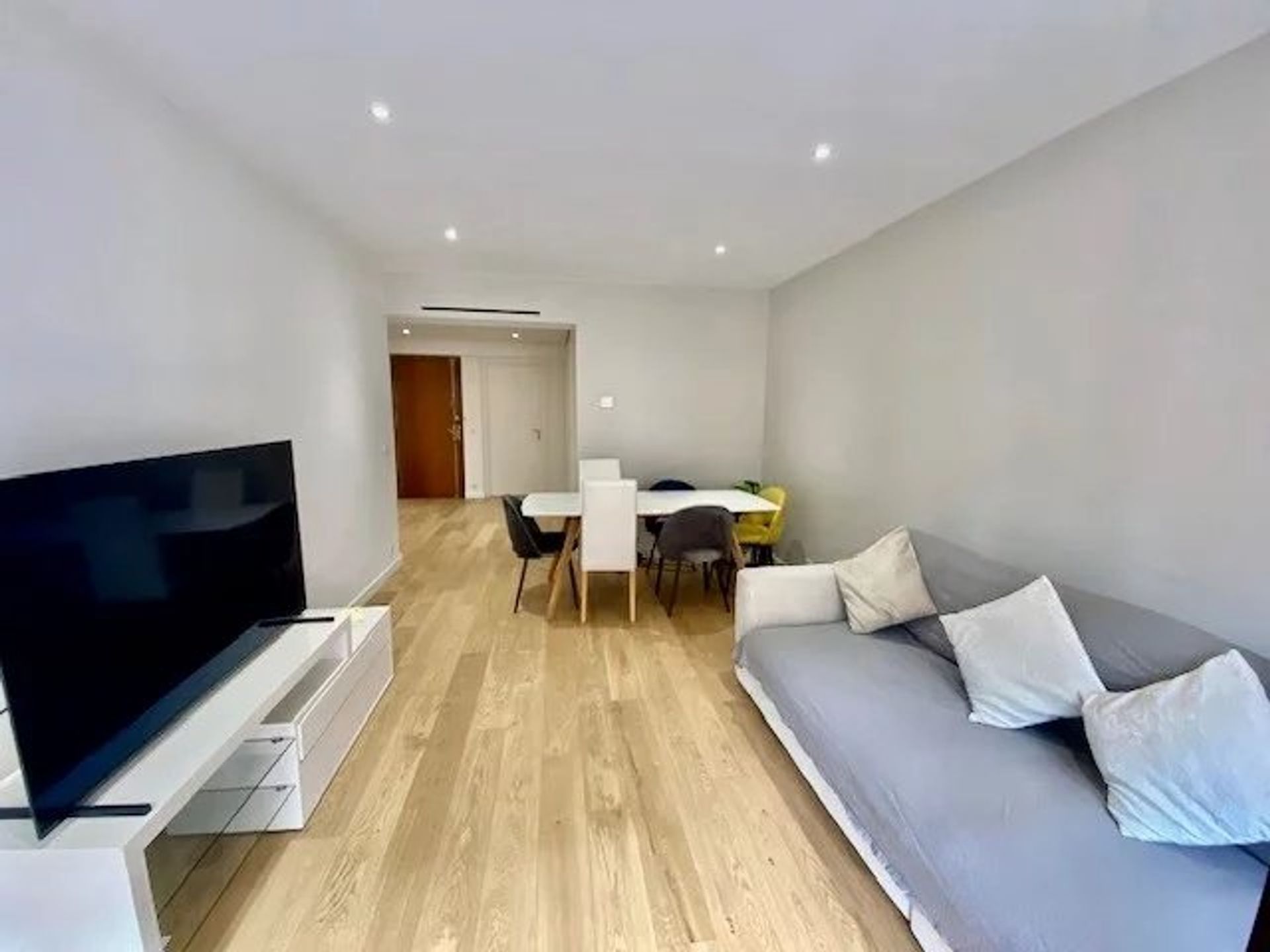 Condominium in Leuk, Provence-Alpes-Côte d'Azur 12816829