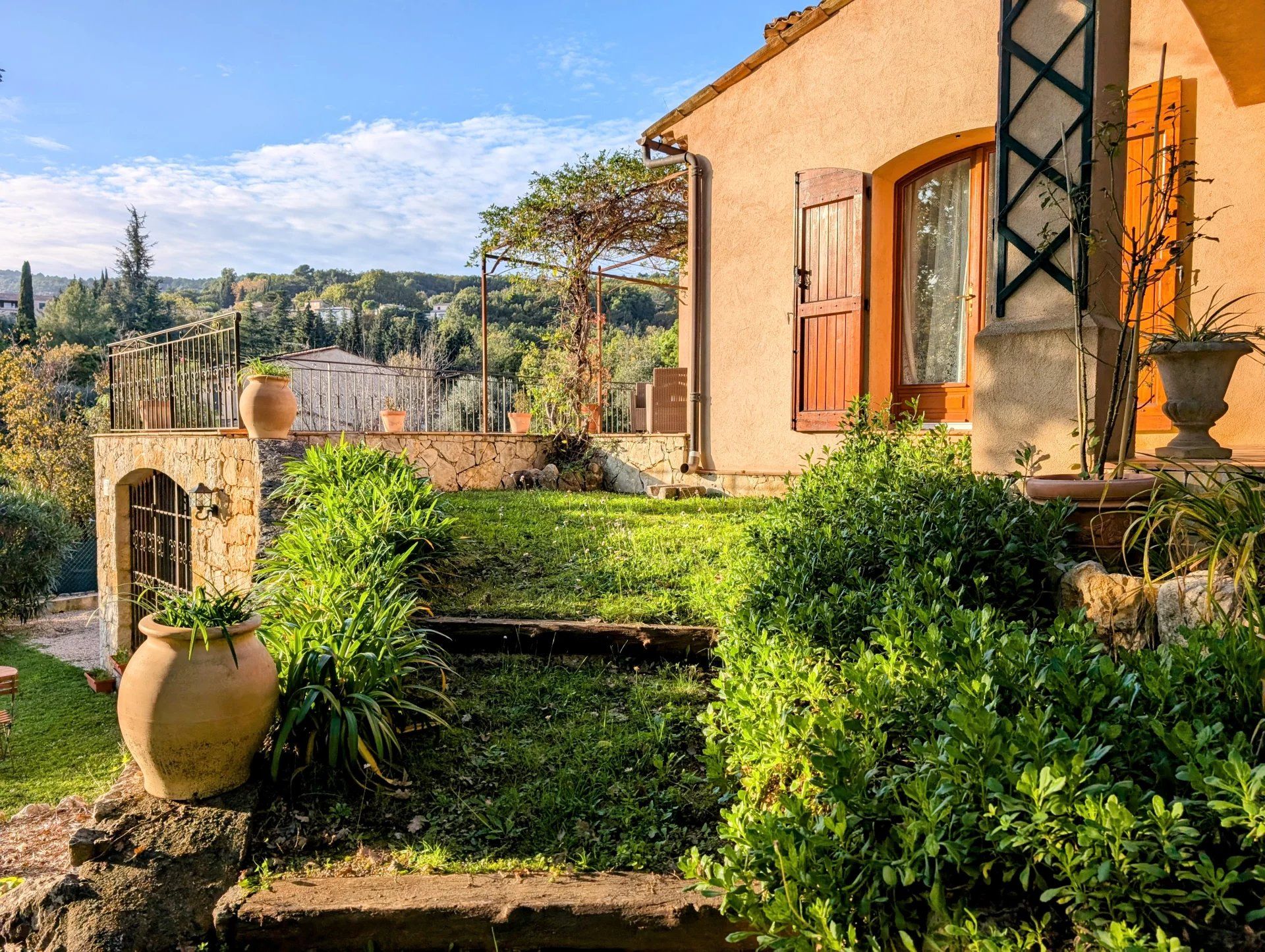 Talo sisään Cabris, Provence-Alpes-Cote d'Azur 12816983