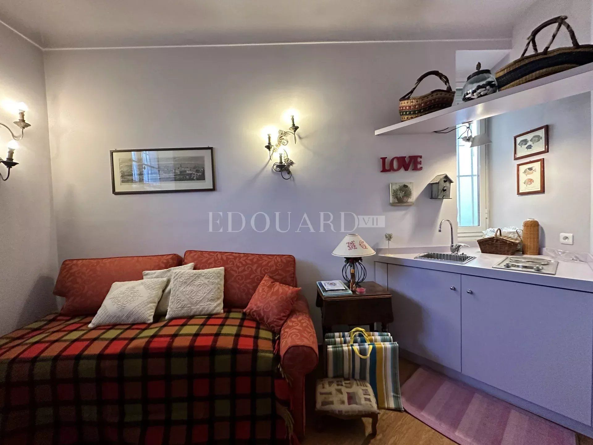 Condominium in Menton, Provence-Alpes-Cote d'Azur 12817396