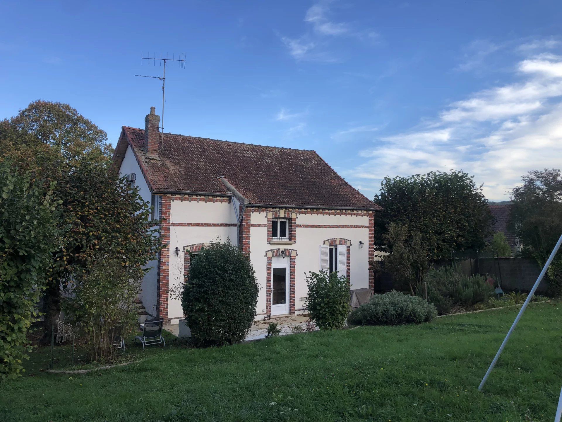 بيت في Villeneuve-sur-Yonne, Yonne 12818091