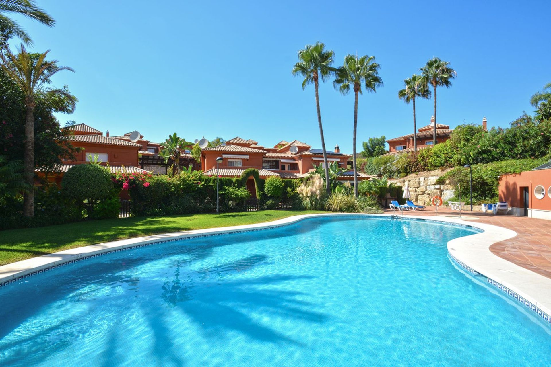 Plusieurs maisons dans Marbella, Andalousie 12819402