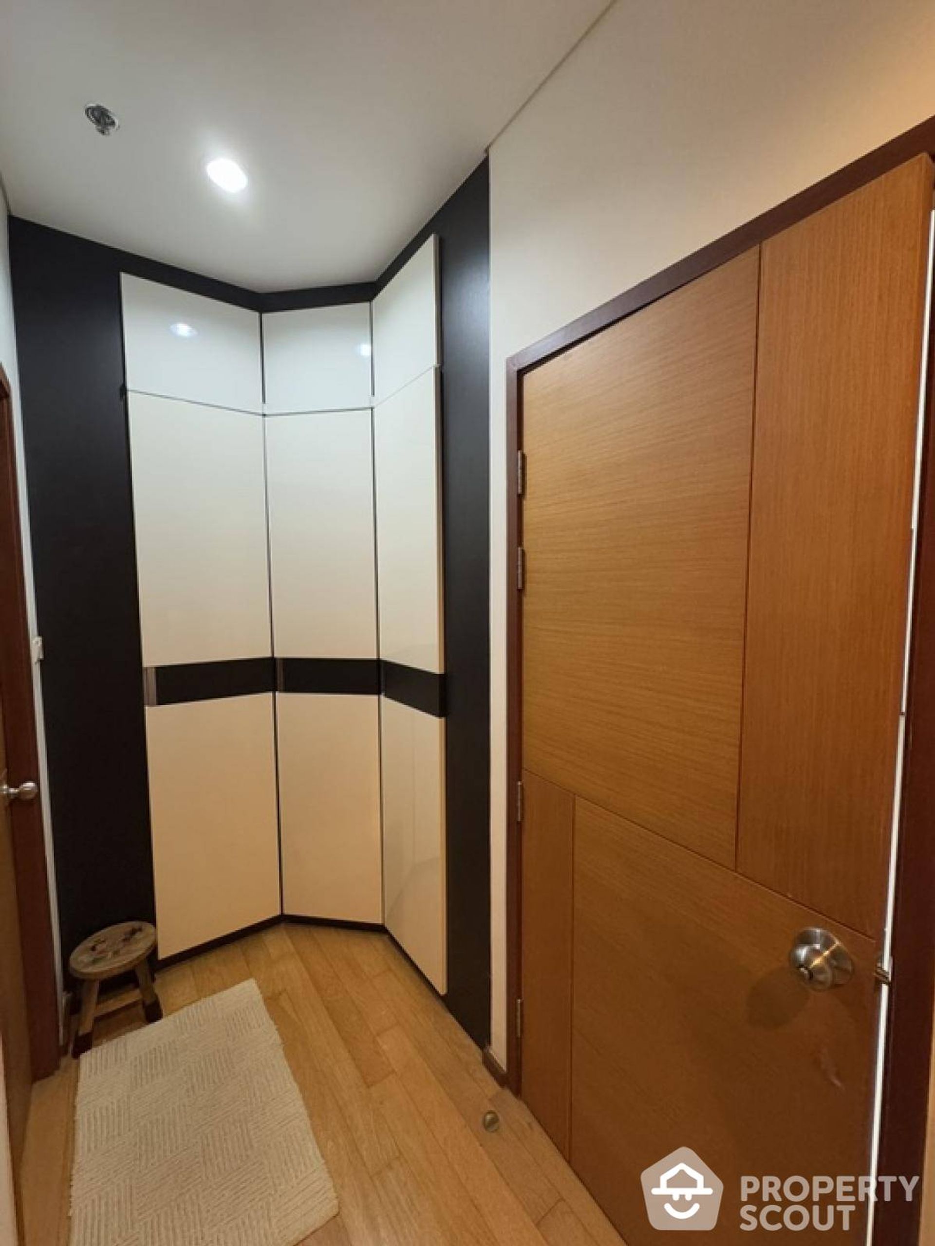 Condominium in Godown, Krung Thep Maha Nakhon 12821613