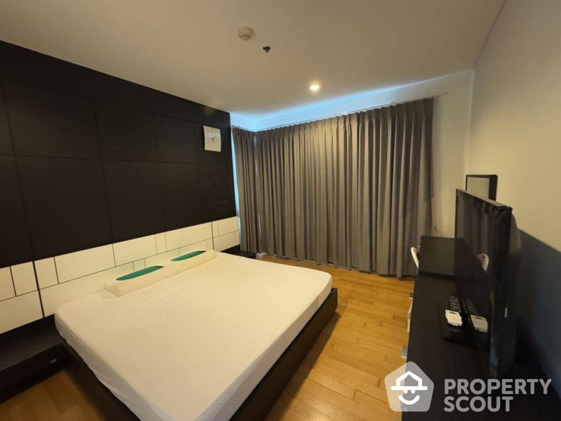 Condominium in Godown, Krung Thep Maha Nakhon 12821613