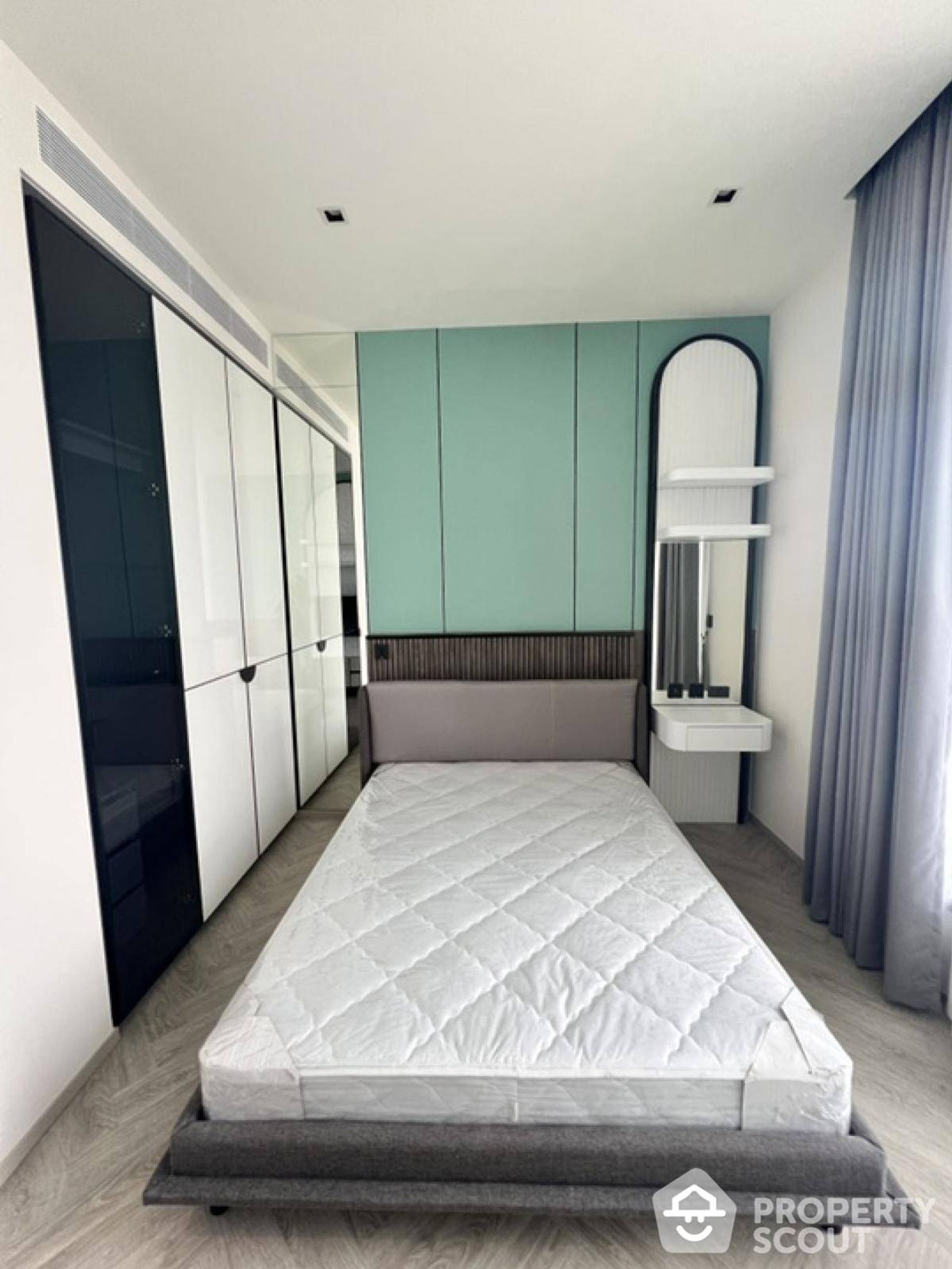 Condominium in Godown, Krung Thep Maha Nakhon 12821619