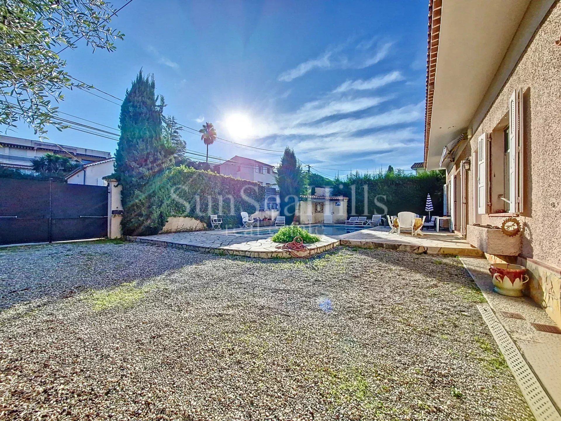 House in Antibes, Provence-Alpes-Cote d'Azur 12823523