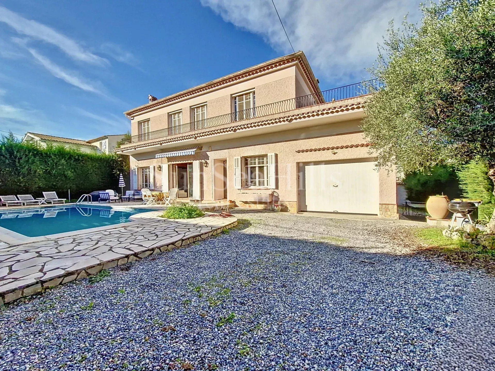 House in Antibes, Provence-Alpes-Cote d'Azur 12823523