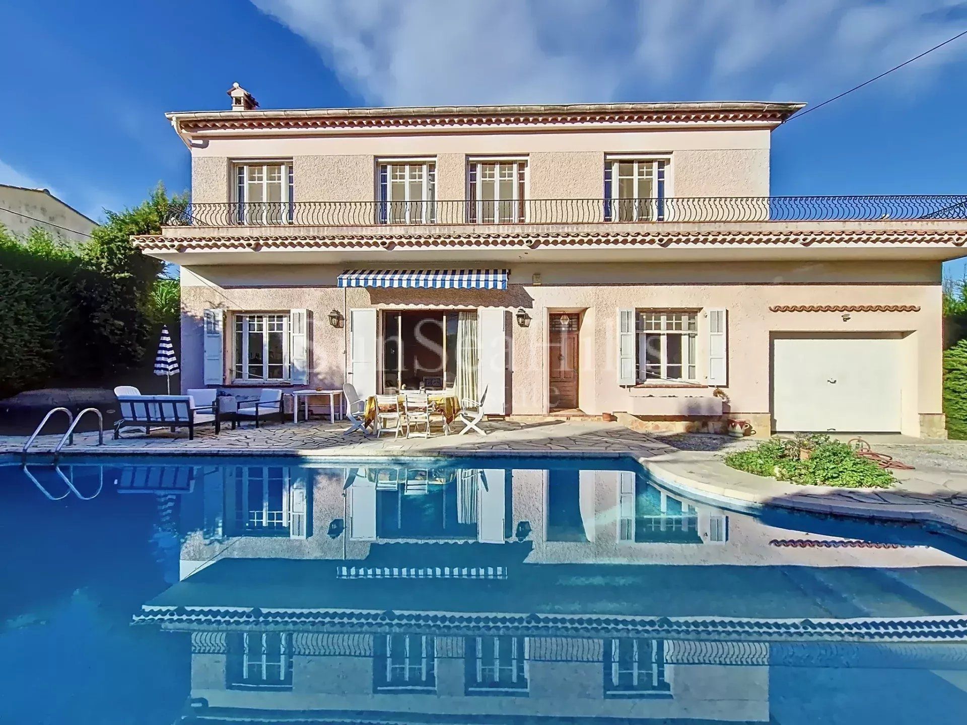 House in Antibes, Provence-Alpes-Cote d'Azur 12823523