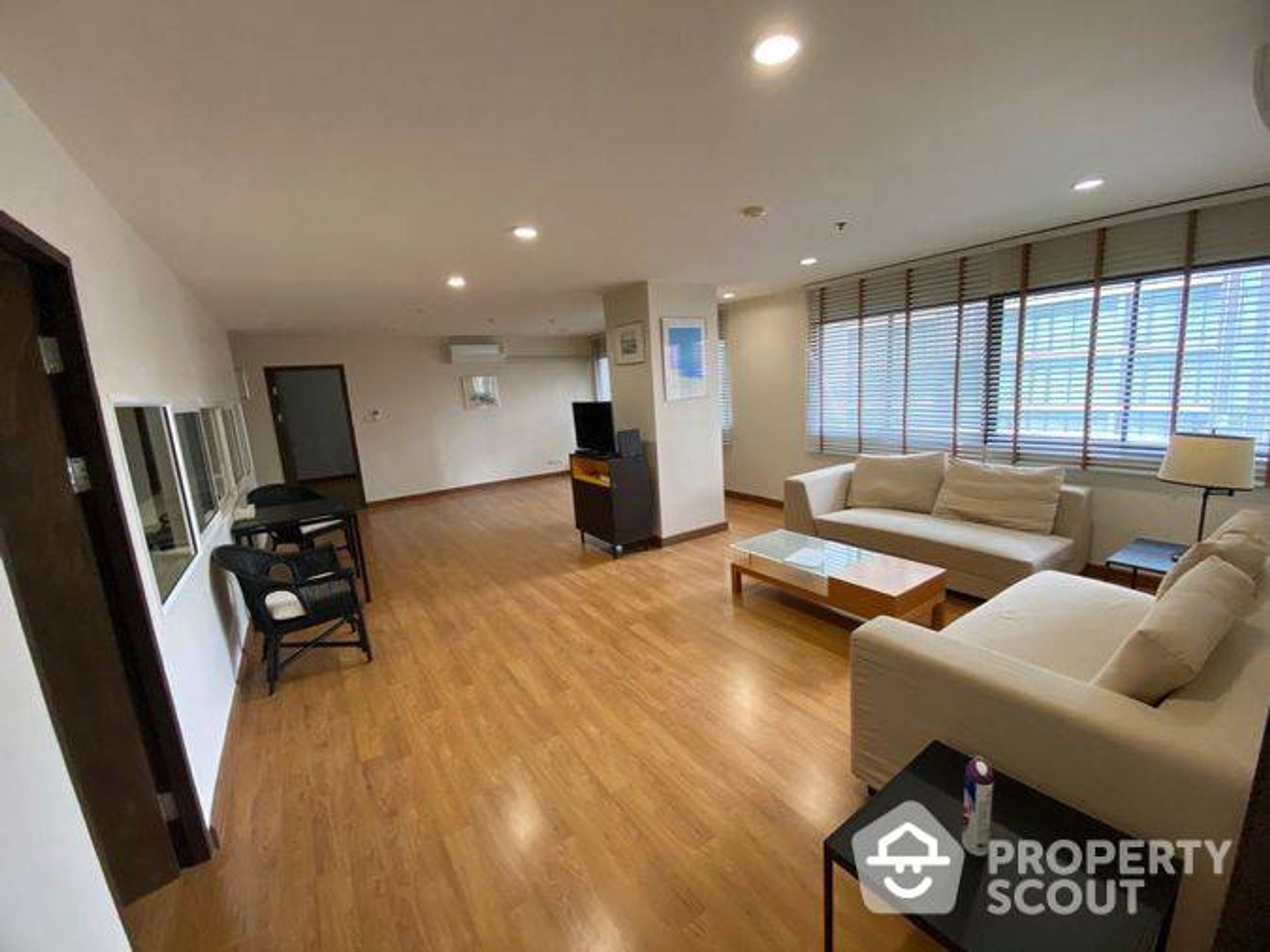 Condominium in Pathum Wan, Krung Thep Maha Nakhon 12824171