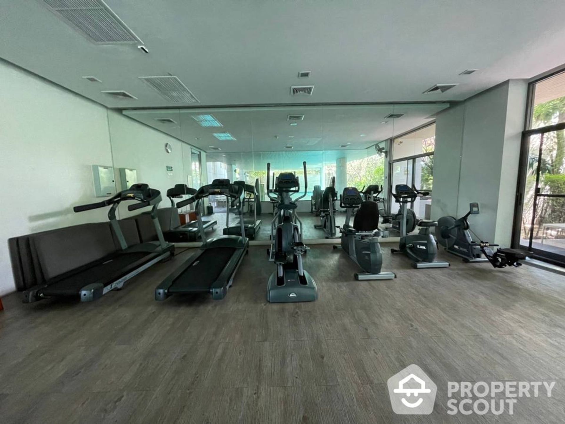 Condominium in Khlong Toei, Krung Thep Maha Nakhon 12824201