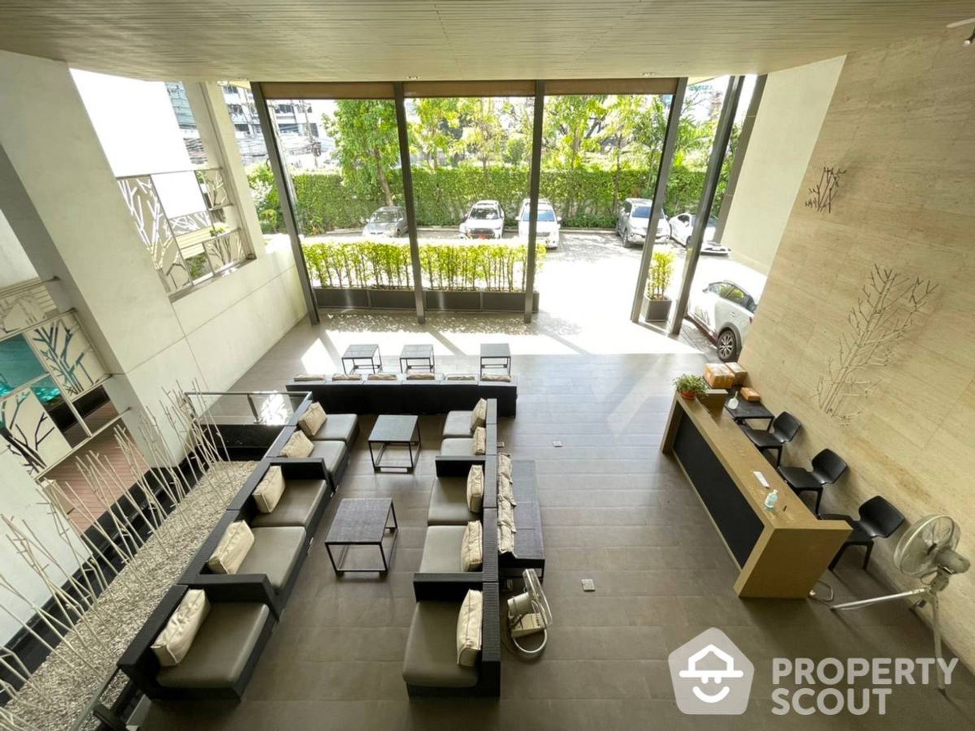 Condominium in Khlong Toei, Krung Thep Maha Nakhon 12824201