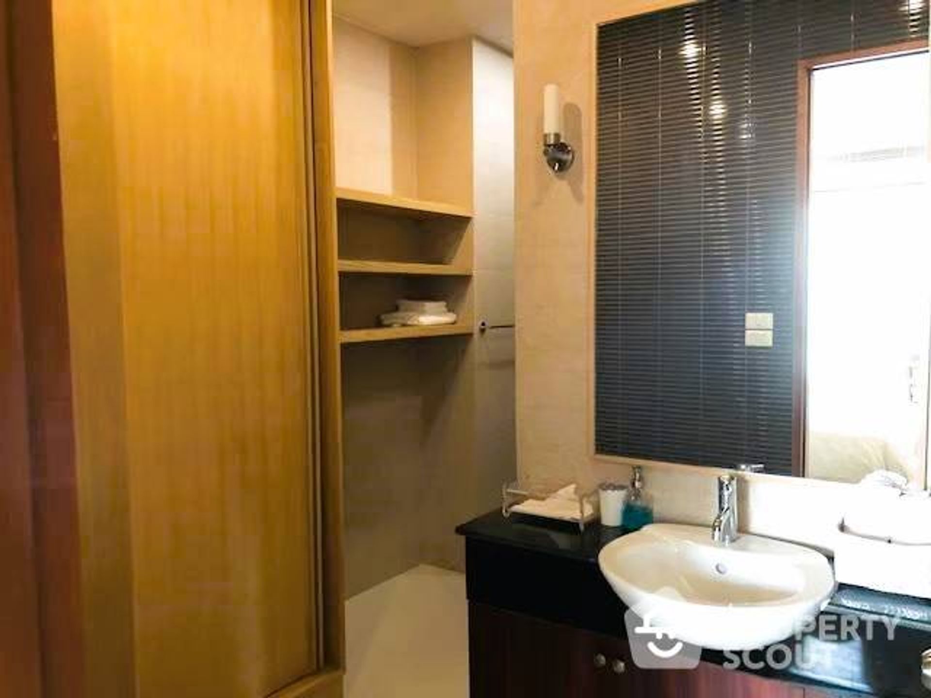 Condominium dans Khlong Toei, Krung Thep Maha Nakhon 12824244